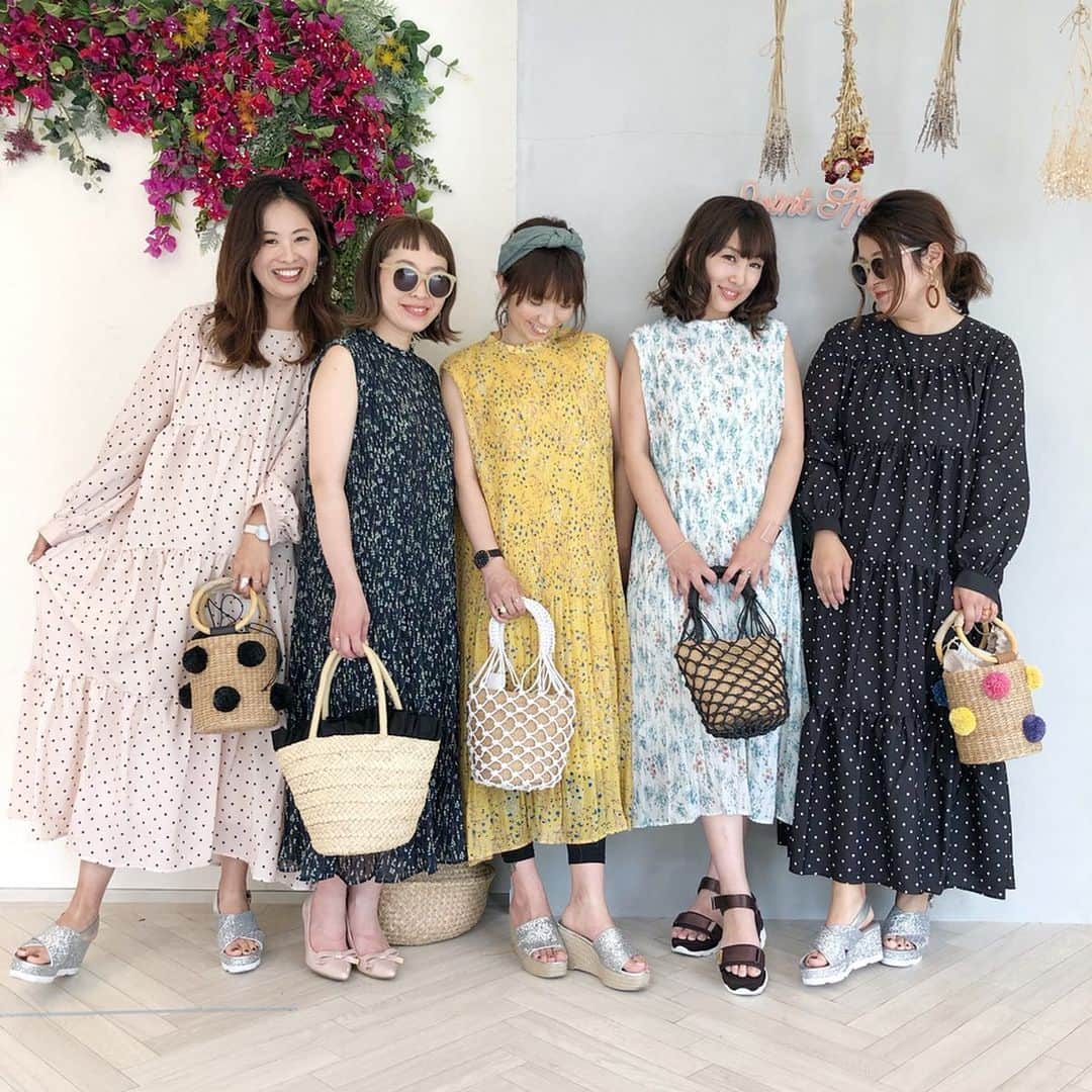 manamisotayutaさんのインスタグラム写真 - (manamisotayutaInstagram)「今日は @feerichelu  さんと一緒にお昼過ぎからライブ配信させていただきました💗  開始時間が遅れてすみません😭🙏 慣れないライブみていただき本当にありがとうございます😭🙏✨ 今後定期的にライブ配信していきます✨ 新作アイテムたくさん紹介しますー❤️ ぜひ見ていただけたら嬉しいなぁ💗 質問やご要望あればDMやコメントにお願いします💗  ストーリーズから今日のライブ配信見れます💗  今日はプレスルームで新作も見せていただいたよ💗 @inoyuu07  ちゃんと#双子コーデ した#ドットワンピース は @joliechambre  のだよー❤︎ ドットにティアードがかわいい❤︎ ポンポンがかわいいバッグはライブ配信でも紹介した #feerichelu  の💗 これほんとかわいい❤︎❤︎ pic3.4 の#joliechambre の網バッグもかわいい❤︎ pic8.9 のカーディガンは @mimitoujours  のだよ❤︎ @joint_space  からぜひcheckしてみてね❤️ たくさんのお友達にも会えて嬉しかったなぁ♪ ＊ ＊  #リンクコーデ#ワンピース #mimitoujours#mimitoujours_style #展示会 #ママコーデ#オトナ女子#大人女子コーデ#アラサーコーデ #アラフォーコーデ #cordinate#プチプラコーデ#code#locari#ponte_fashion」5月10日 19時48分 - manamisotayuta