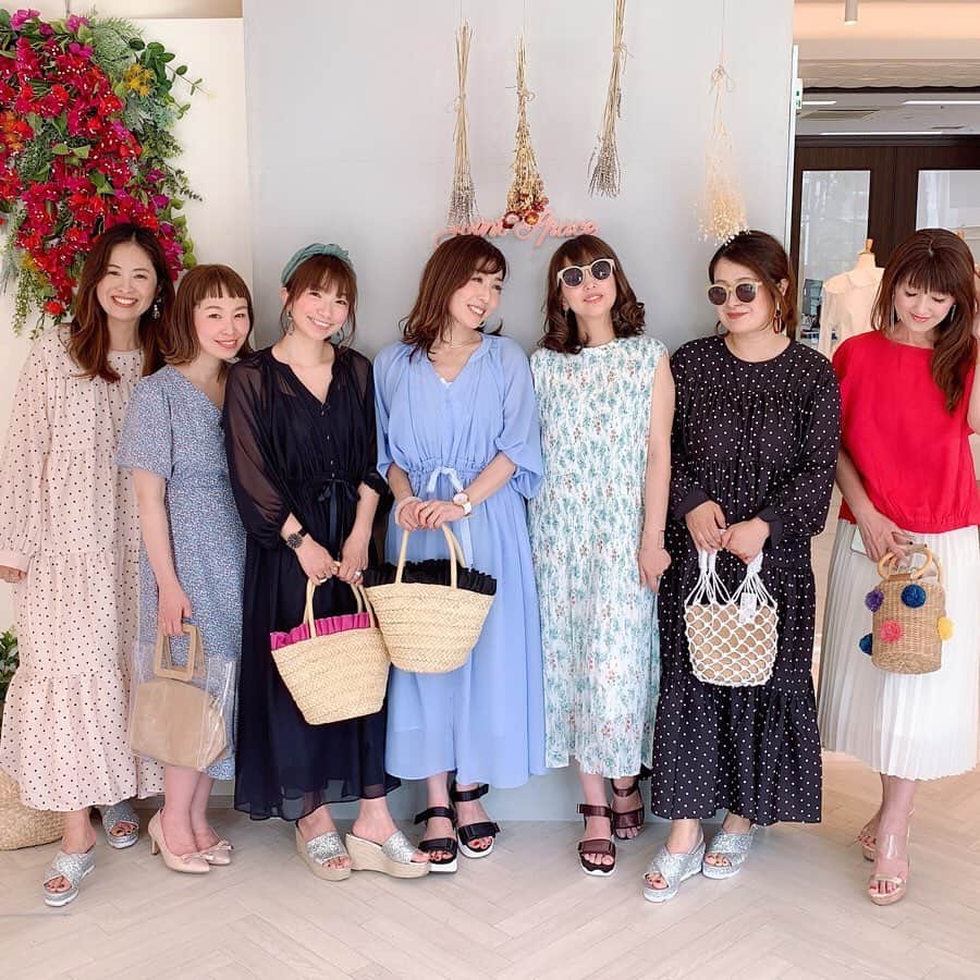 manamisotayutaさんのインスタグラム写真 - (manamisotayutaInstagram)「今日は @feerichelu  さんと一緒にお昼過ぎからライブ配信させていただきました💗  開始時間が遅れてすみません😭🙏 慣れないライブみていただき本当にありがとうございます😭🙏✨ 今後定期的にライブ配信していきます✨ 新作アイテムたくさん紹介しますー❤️ ぜひ見ていただけたら嬉しいなぁ💗 質問やご要望あればDMやコメントにお願いします💗  ストーリーズから今日のライブ配信見れます💗  今日はプレスルームで新作も見せていただいたよ💗 @inoyuu07  ちゃんと#双子コーデ した#ドットワンピース は @joliechambre  のだよー❤︎ ドットにティアードがかわいい❤︎ ポンポンがかわいいバッグはライブ配信でも紹介した #feerichelu  の💗 これほんとかわいい❤︎❤︎ pic3.4 の#joliechambre の網バッグもかわいい❤︎ pic8.9 のカーディガンは @mimitoujours  のだよ❤︎ @joint_space  からぜひcheckしてみてね❤️ たくさんのお友達にも会えて嬉しかったなぁ♪ ＊ ＊  #リンクコーデ#ワンピース #mimitoujours#mimitoujours_style #展示会 #ママコーデ#オトナ女子#大人女子コーデ#アラサーコーデ #アラフォーコーデ #cordinate#プチプラコーデ#code#locari#ponte_fashion」5月10日 19時48分 - manamisotayuta