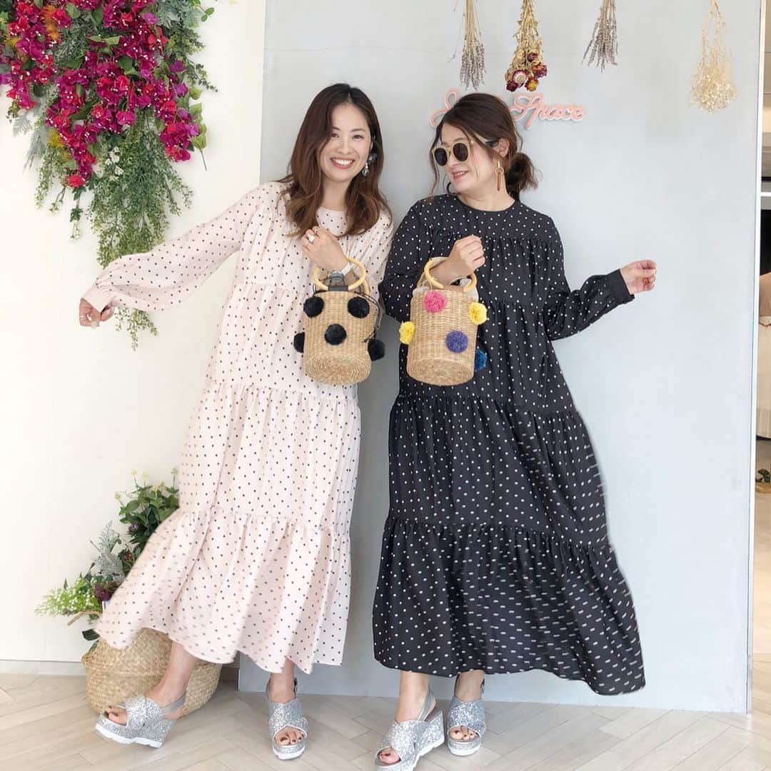 manamisotayutaさんのインスタグラム写真 - (manamisotayutaInstagram)「今日は @feerichelu  さんと一緒にお昼過ぎからライブ配信させていただきました💗  開始時間が遅れてすみません😭🙏 慣れないライブみていただき本当にありがとうございます😭🙏✨ 今後定期的にライブ配信していきます✨ 新作アイテムたくさん紹介しますー❤️ ぜひ見ていただけたら嬉しいなぁ💗 質問やご要望あればDMやコメントにお願いします💗  ストーリーズから今日のライブ配信見れます💗  今日はプレスルームで新作も見せていただいたよ💗 @inoyuu07  ちゃんと#双子コーデ した#ドットワンピース は @joliechambre  のだよー❤︎ ドットにティアードがかわいい❤︎ ポンポンがかわいいバッグはライブ配信でも紹介した #feerichelu  の💗 これほんとかわいい❤︎❤︎ pic3.4 の#joliechambre の網バッグもかわいい❤︎ pic8.9 のカーディガンは @mimitoujours  のだよ❤︎ @joint_space  からぜひcheckしてみてね❤️ たくさんのお友達にも会えて嬉しかったなぁ♪ ＊ ＊  #リンクコーデ#ワンピース #mimitoujours#mimitoujours_style #展示会 #ママコーデ#オトナ女子#大人女子コーデ#アラサーコーデ #アラフォーコーデ #cordinate#プチプラコーデ#code#locari#ponte_fashion」5月10日 19時48分 - manamisotayuta