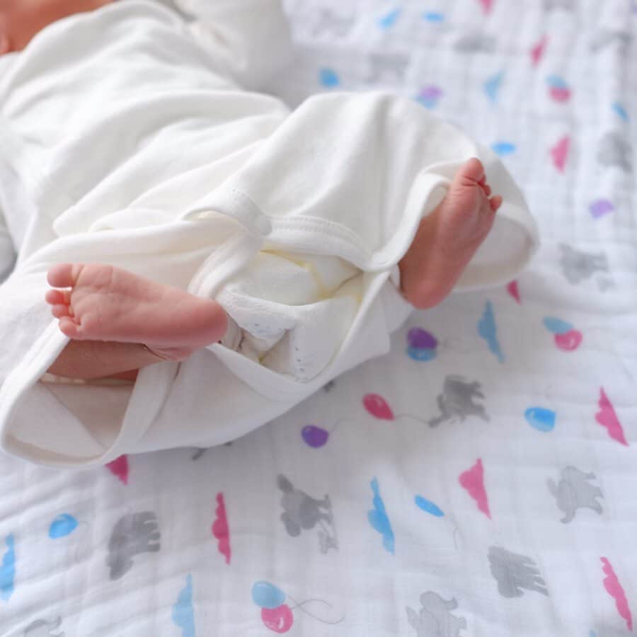 Keikooooooのインスタグラム：「ちっちゃいあんよと、可愛いおくるみ♡ 裏も表も可愛い柄🍼🎠 ４枚目→パーケージも可愛い過ぎた♡ プレゼントにも良さそ♡ . #リトルギフテッド#リトルギフテッドニューヨーク#littlegiftednewyork #おくるみ #ブランケット  #オーガニックコットン #女の子ママ #ママリ  @littlegiftednewyork #赤ちゃんのいる生活 #NY#新生児」
