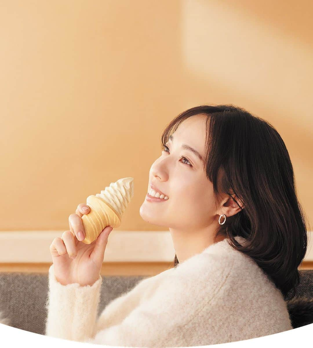 戸田恵梨香 ファンページのインスタグラム：「グリコ  SUNAO CMをやらせて頂きます🍦😊🍦 ムービーも公式サイトで公開されています☺️ #SUNAO #スナオ #グリコ #戸田恵梨香 #erikatoda #todaerika」