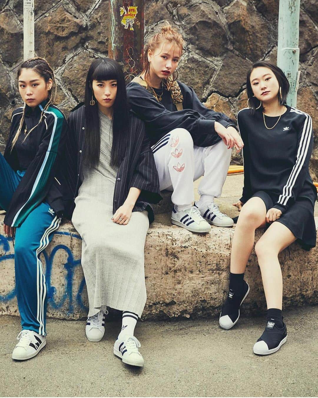 TOKINEのインスタグラム：「#repost @adidastokyo 🙏💕💫 自分らしく、自由に。 二つを掛け合わせたら、東京がもっと楽しく、面白くなるに違いない。 . #SUPERSTAR はadidas直営店、オンラインショップにて発売中  #adidastokyo＃アディダス#Tokyo」