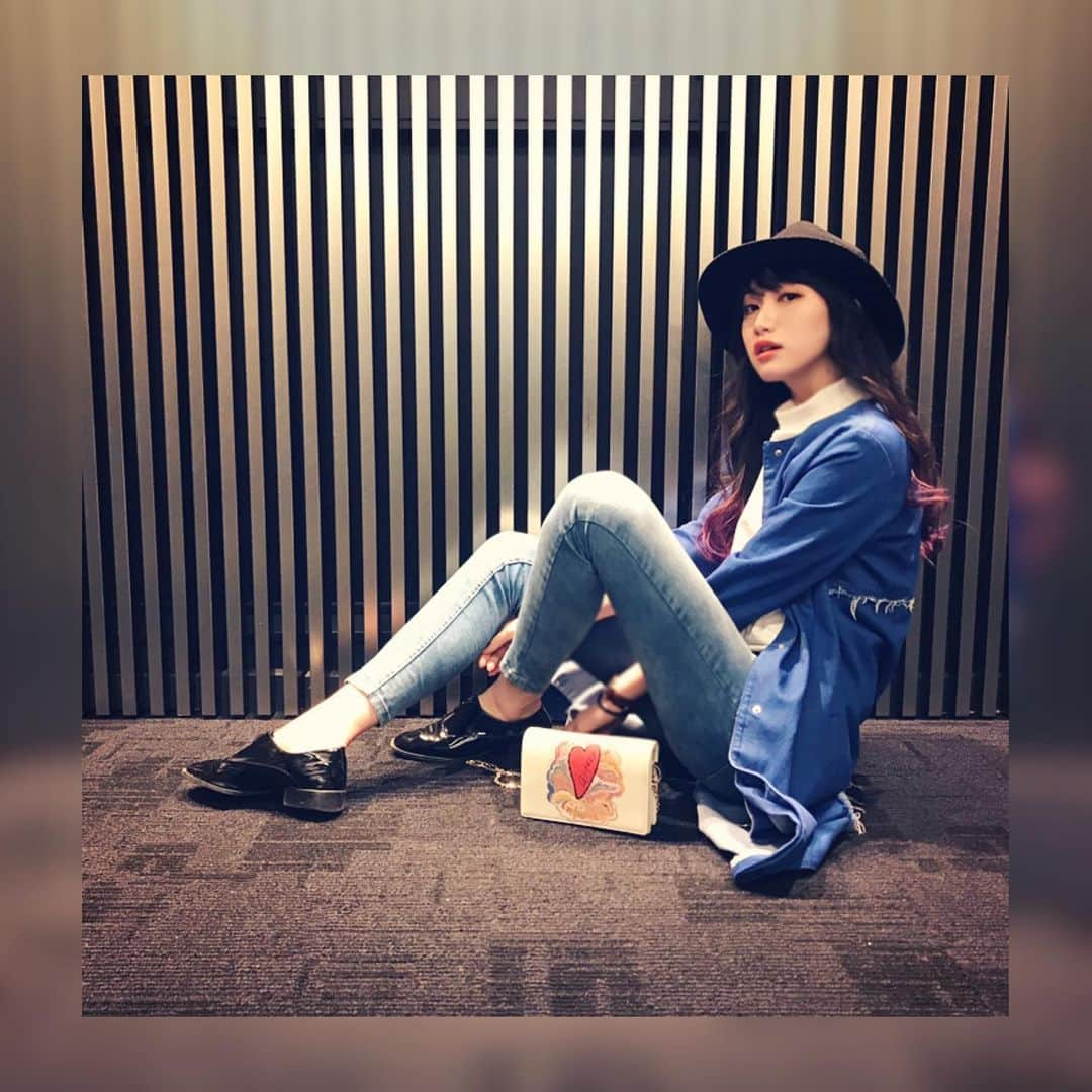 黒田瑞貴さんのインスタグラム写真 - (黒田瑞貴Instagram)「#jacket .... #zara #zarawomen  #denim  #skinnyjeans .... #Bershka #bag .... #dior  #christiandior  #tshirt .... #zara  #shoes .... #zara #hat .... #moussy  #ootd #ootdfashion #クラッチバッグ #newbag #fashion #instagood #instafashion #japanesegirl #私服」5月10日 19時55分 - kurodamizuki_