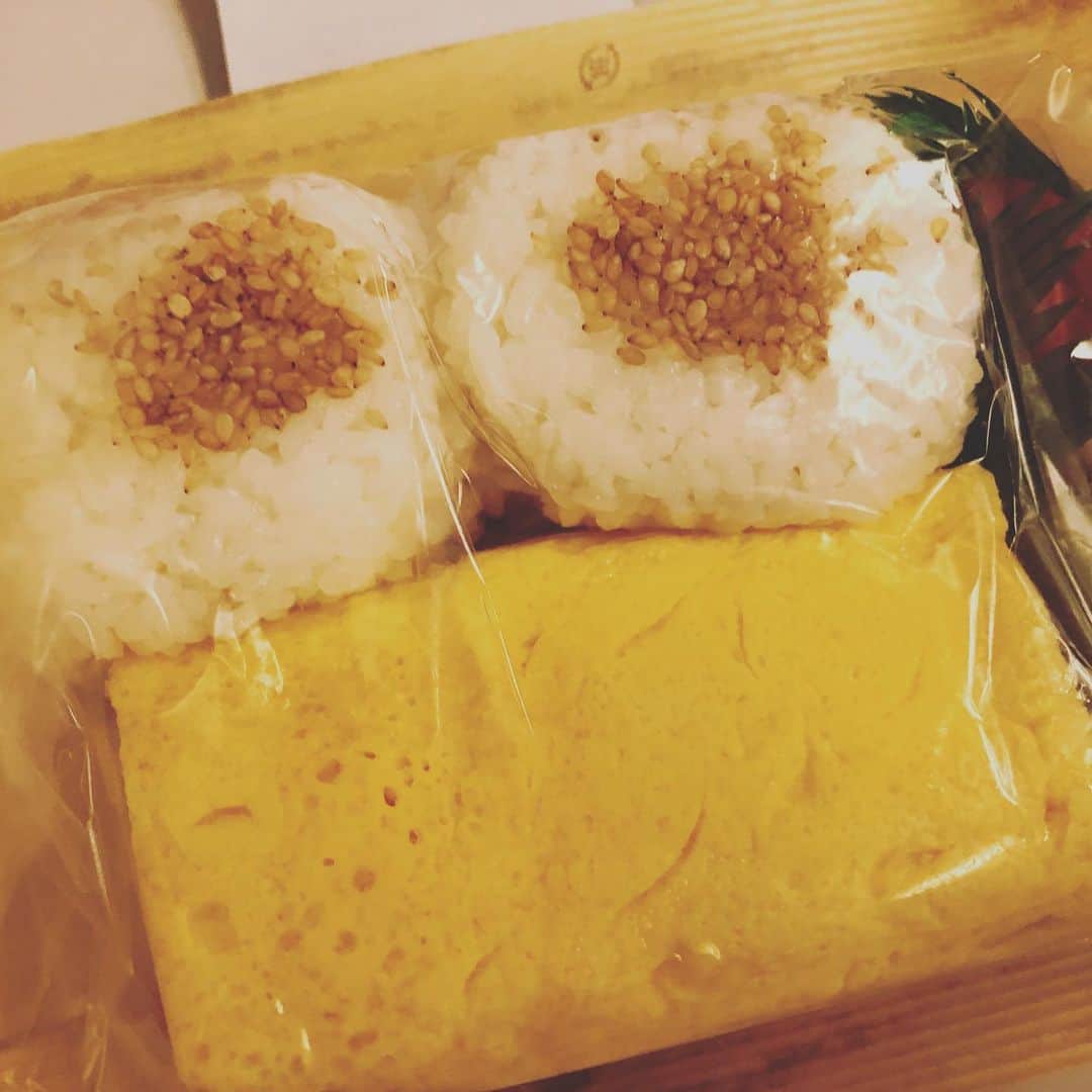 ギャル曽根さんのインスタグラム写真 - (ギャル曽根Instagram)「今日は大阪でした😆❤️ 帰りの新幹線で食べただし巻き弁当。。。 #シンプル。 #結局シンプルが1番😊 #だし巻き #塩むすび #最高です✨」5月10日 19時58分 - galsone_1204