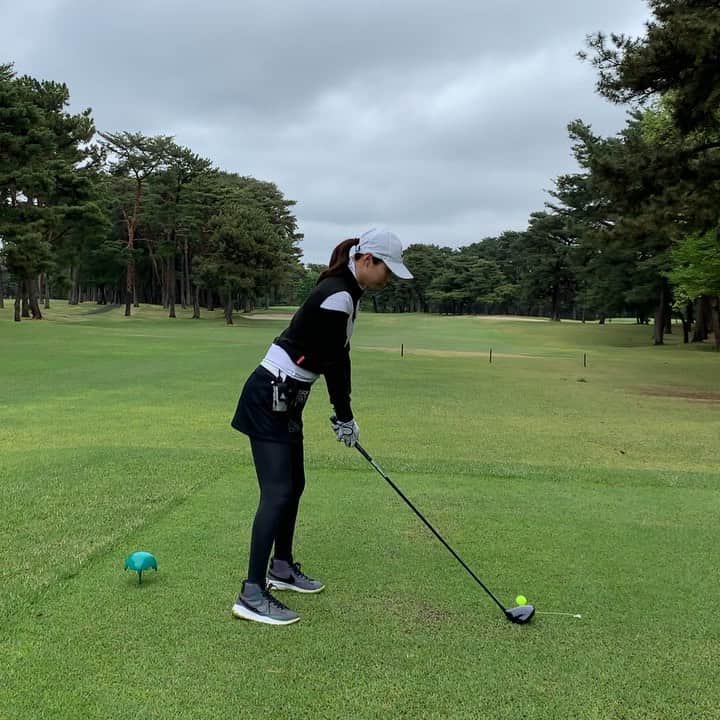 のインスタグラム：「【音ありで聞いてみてください❣️】 最後に綺麗にチーン、、、😱😂ティーマークにぶつけちゃった😅小声で「やべっ」て言ってる🙄← 右ドッグレッグだったので球の方向は良かったんだけど、クラブ大切にしなきゃ😅⛳️🙏恥ずかしかった😂 －－－－－－－－－－ #golf #ゴルフ #初心者 #ゴルフ女子 #スポーツ大好き #カープ #広島東洋カープ #カープ女子 #pilates #ピラティス #健康 #運動 #コアトレーニング #筋トレ #forrowme #instagood #instamovie #l4l #instagood #instadiary #instalike #instamood #instalove #instafollow #love #happy #楽しい」