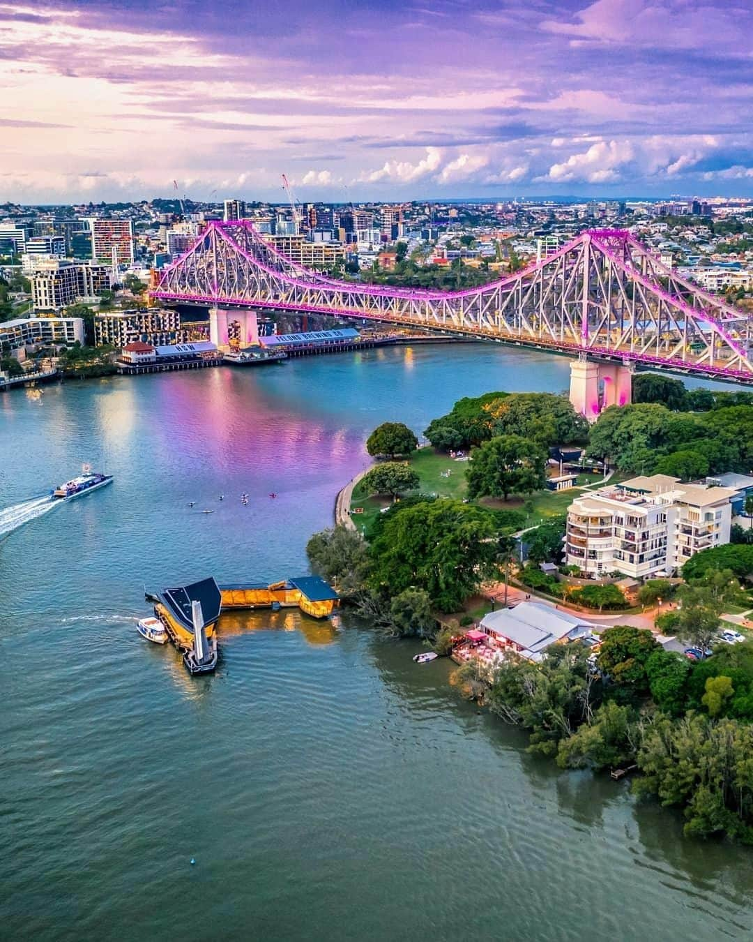 Australiaさんのインスタグラム写真 - (AustraliaInstagram)「@visitbrisbane is ready to light up the night! 🌉✨ @britinbrisbane captured this fabulous snapshot of @queensland’s buzzing capital city, where LOTS is happening right now, especially in the @howardsmithwharves area. Grab a drink at the waterfront @felonsbrewingco before heading to dinner at @mrpercivals, @arc_dining or @grecarestaurant; then walk across #StoryBridge for some jazz and snazz at @brisbanejazzclub. TIP: @howardsmithwharves kicks off every weekend with a free yoga class on Saturday mornings, which is excellent incentive to get up early and get moving to earn a big breakfast feast at one of the many cafes in the area.😉 #seeaustralia #thisisqueensland #visitbrisbane #sunsetlovers #travel」5月10日 20時00分 - australia