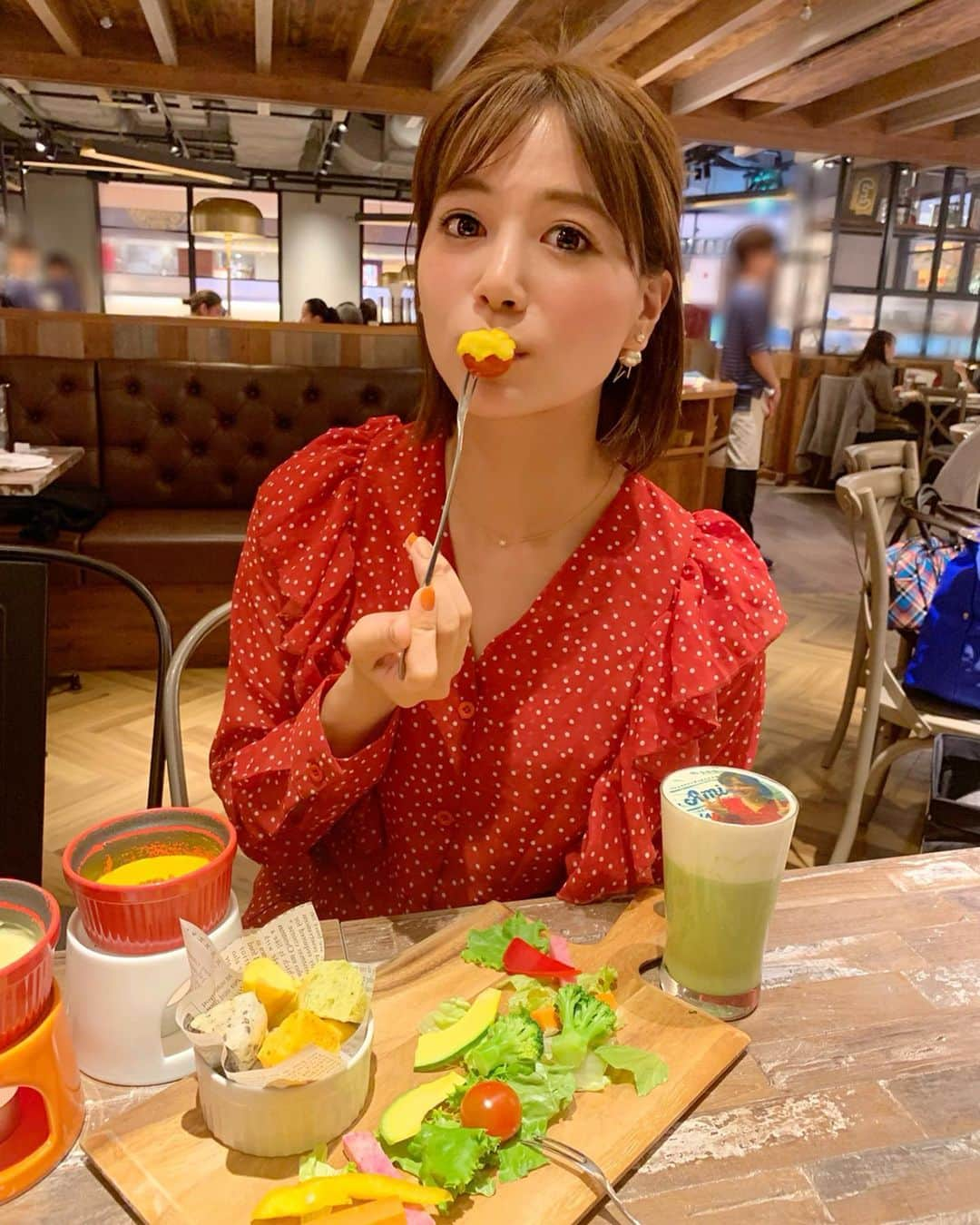 石井里奈さんのインスタグラム写真 - (石井里奈Instagram)「こんばんは😊❣️ . 今夜は里奈ログ🤤🥓＠新宿編 . なっちゃんと、人生初のチーズティーとチーズ料理を堪能しに、ルミネ新宿1にあるレ・アミーケさんで夜ご飯🤤❤️ . チーズティーは、ウーロン茶や台湾茶などのお茶の上にフワフワなチーズクリームがのった飲み物で、最近世界的にブームになってて気になってたの🥺❣️ . しかもここのお店はチーズティーに、その場で撮った写真を印刷できるサービスが😳😳😳📸☕️ . 私の顔も印刷されてでてきてびっくり😦飲んだら自分の頭がのびてたよ〜😦笑（動画みてね→） . 味はくどすぎないふわふわのチーズクリームとラテが絶妙にマッチして🙆‍♀️❣️この濃厚なふわふわ感は、絶対女子が好きなやつ🤣❤️ . 他にも2種類のチーズソースが選べる彩りチーズフォンデュ（私たちはアボカドとカボチャをチョイス）にラクレットチーズのお肉に、パルミジャーノで仕上げるチーズリゾット、チーズスフレとまさにチーズずくし🐭🧀チーズ好きな2人にはたまらないディナーになりました😊💕✨←食べ過ぎた🤣❤️笑 . GW明けようやく今週も終わりましたね🤣❣️お仕事お疲れ様でした💕 . #りなまるグルメ #チーズ #チーズ好き #cheese #新宿 #shinjuku #レアミーケ #ルミネ新宿 #イタリアン #チーズティー　#ラテアート #チーズフォンデュ #チーズ料理 #ダイナック #グルメ #food #instafood #インスタ映え #italy #italian #cheesetea #チーズケーキ #dinner #ディナー #女子会 #飲み放題」5月10日 20時00分 - ri7tin1025