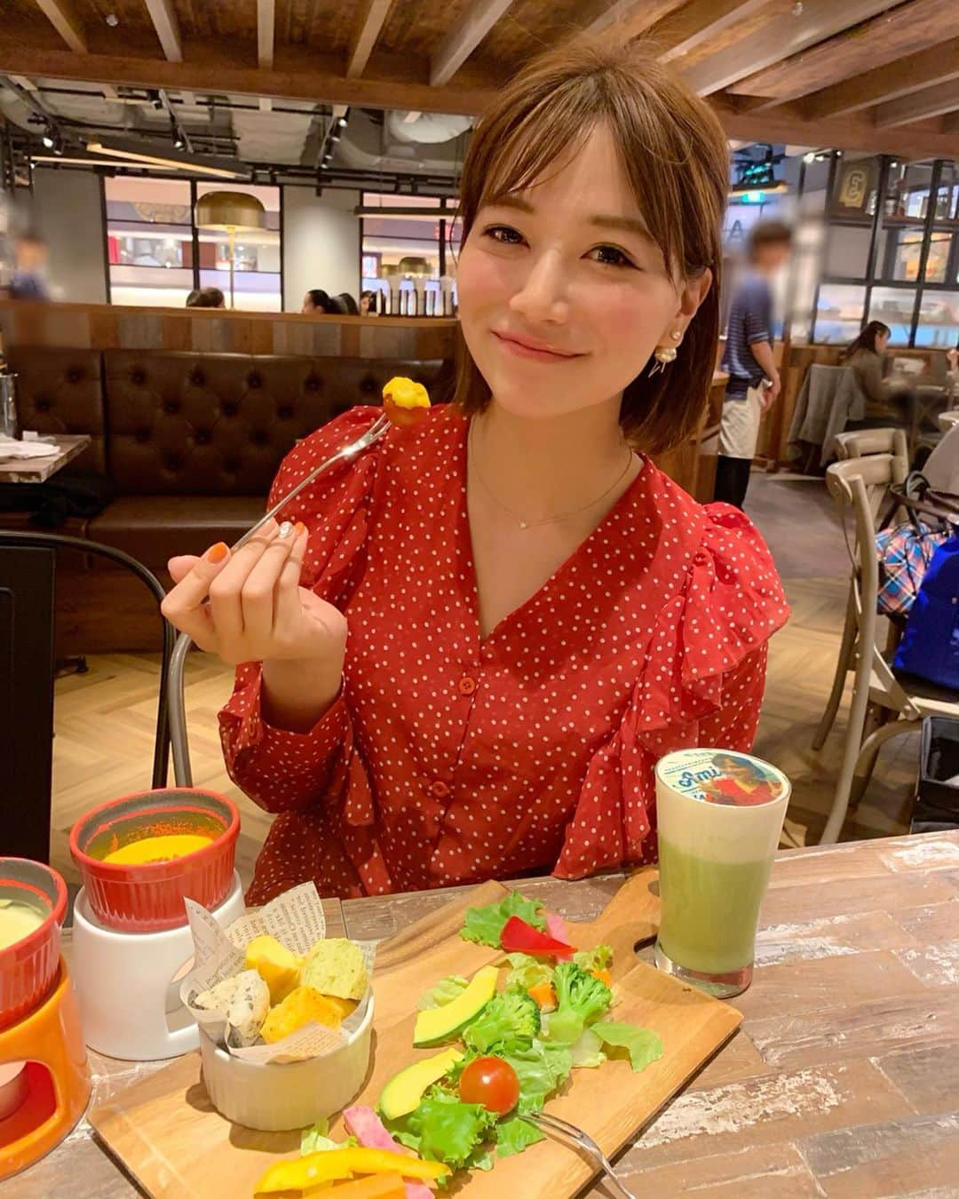 石井里奈さんのインスタグラム写真 - (石井里奈Instagram)「こんばんは😊❣️ . 今夜は里奈ログ🤤🥓＠新宿編 . なっちゃんと、人生初のチーズティーとチーズ料理を堪能しに、ルミネ新宿1にあるレ・アミーケさんで夜ご飯🤤❤️ . チーズティーは、ウーロン茶や台湾茶などのお茶の上にフワフワなチーズクリームがのった飲み物で、最近世界的にブームになってて気になってたの🥺❣️ . しかもここのお店はチーズティーに、その場で撮った写真を印刷できるサービスが😳😳😳📸☕️ . 私の顔も印刷されてでてきてびっくり😦飲んだら自分の頭がのびてたよ〜😦笑（動画みてね→） . 味はくどすぎないふわふわのチーズクリームとラテが絶妙にマッチして🙆‍♀️❣️この濃厚なふわふわ感は、絶対女子が好きなやつ🤣❤️ . 他にも2種類のチーズソースが選べる彩りチーズフォンデュ（私たちはアボカドとカボチャをチョイス）にラクレットチーズのお肉に、パルミジャーノで仕上げるチーズリゾット、チーズスフレとまさにチーズずくし🐭🧀チーズ好きな2人にはたまらないディナーになりました😊💕✨←食べ過ぎた🤣❤️笑 . GW明けようやく今週も終わりましたね🤣❣️お仕事お疲れ様でした💕 . #りなまるグルメ #チーズ #チーズ好き #cheese #新宿 #shinjuku #レアミーケ #ルミネ新宿 #イタリアン #チーズティー　#ラテアート #チーズフォンデュ #チーズ料理 #ダイナック #グルメ #food #instafood #インスタ映え #italy #italian #cheesetea #チーズケーキ #dinner #ディナー #女子会 #飲み放題」5月10日 20時00分 - ri7tin1025