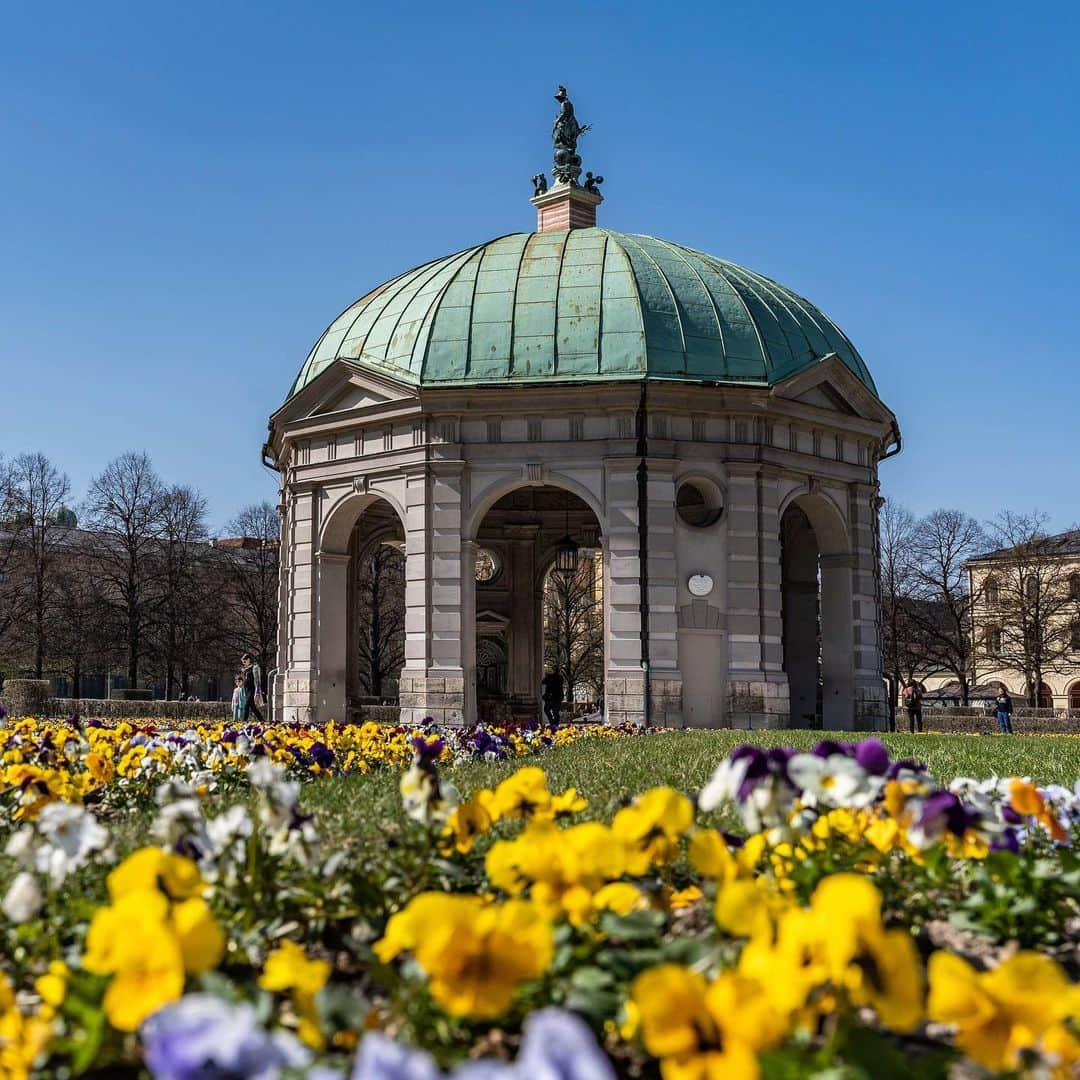 ルフトハンザさんのインスタグラム写真 - (ルフトハンザInstagram)「Right behind the Odeonsplatz in Munich’s center, the Italian-style Renaissance Hofgarten shines majestically. The arches create an interesting play of light. #Lufthansa #Munich #FlyToMunich」5月10日 20時03分 - lufthansa