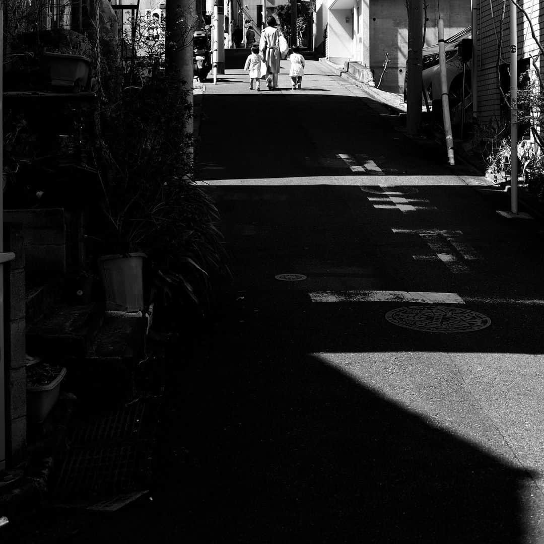 naotakeのインスタグラム：「のぼり坂 - An uphill road / X-E2 + Snapseed, 20190511 . . . . #royalsnappingartists #infamous_family #rsa_main #infinity_photo_cult #2_fineart #jp_gallery #jp_gallery_bnw #trb_bnw #wp_bnw  #bnw_life #bnwlife_member #bnw_life_shots #bnw_captures #world_bnw #top_bnw #team_jp_ #team_jp_モノクロ #ig_energy_bw #ig_nihon #streetphotographybnw #igersjp #blackandwhite #bnw #bnwphoto #monochrome #bw #bnwphotography #fujifilm #今日もx日和」