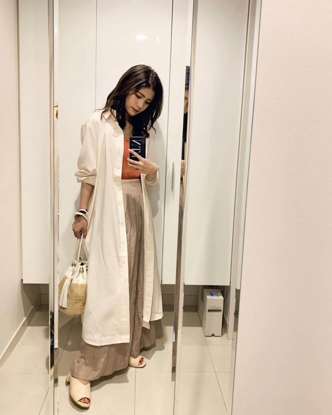 Marika Kajiwaraさんのインスタグラム写真 - (Marika KajiwaraInstagram)「C o d e 🧡 ＊ camisole... @lily_brown_official long shirt... @fifth_store pants... @titivatejp bag... @29_anni ＊ ＊ 新しくゲットしたロングシャツで リラックスコーデ(｡･ω･｡) ベージュ大好きやからドツボ💓 ＊ 羽織ってもワンピでもいけたよ🙆🏻‍♀️ (ワンピ２枚目) ＊ ＊ ＊ #フィフス #fifth #fifthtl #バックギャザーロングシャツワンピース #低身長コーデ #154cmコーデ #コーデ #like #code #instagood」5月10日 20時06分 - marika__kw