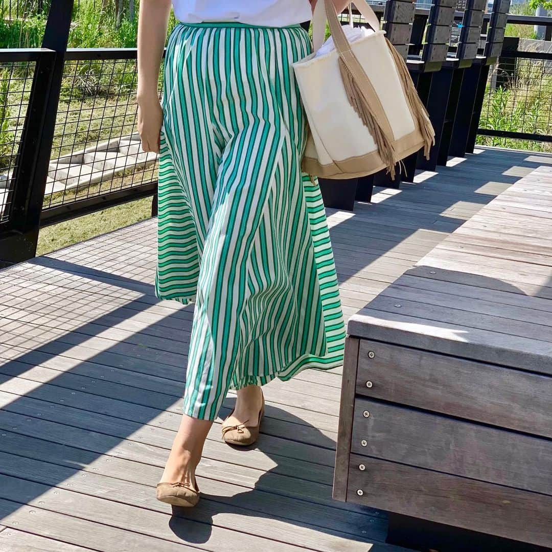 aki_closetのインスタグラム：「. green × beige  暑い日差しに映えるきれいなgreen♡ . このスカート着れる季節待ってました𓊒 .  #obli #drawer #ayakobag」