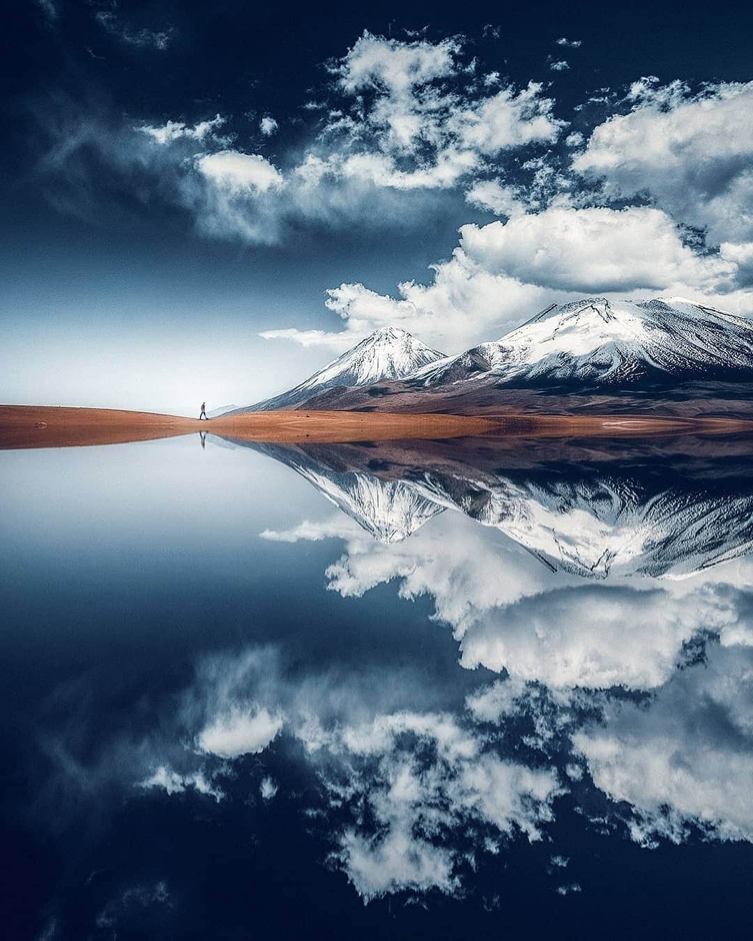 Discover Earthさんのインスタグラム写真 - (Discover EarthInstagram)「How amazing are this shot from Bolivia and the reflection of this snowy mountain on a local lake ? Just so beautiful ! 🏔 🇧🇴 Tag someone who will love this amazing photo ! — 📍#DiscoverBolivia — 📸 Photo by @grafixart_photo ​」5月10日 20時16分 - discoverearth