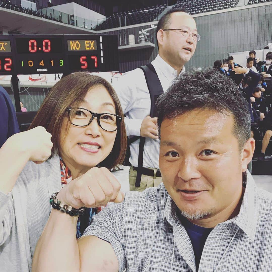 田中ウルヴェ京さんのインスタグラム写真 - (田中ウルヴェ京Instagram)「今日から、「天皇杯 日本車いすバスケットボール選手権大会」 で武蔵野の森総合スポーツプラザに来ています。 日本代表選手たちはそれぞれクラブチームで戦いますので、それはそれは面白く、そして自分自身もストレスフリーで観戦できてます。😅 途中で、及川日本代表ヘッドコーチの真面目な顔を背景に、京谷コーチの腕の筋肉とご一緒に写真。😊 なんか、、、京谷さん現役復帰かなあ。鍛えすぎでしょ。😊 Went to the Japan championships today as a sport psychology consultant for Japan men’s wheelchair basketball national team. #wheelchairbasketball #paralympics #車いすバスケットボール #パラリンピック2020」5月10日 20時16分 - miyako.tanaka.oulevey