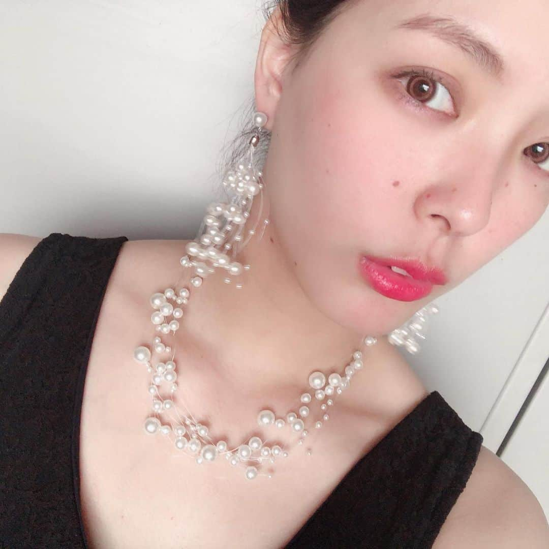 lily112988さんのインスタグラム写真 - (lily112988Instagram)「: #accessories . . かわいこちゃん GETした( •̀ω•́ )✧ . @lefua.closet  #レフアパールシャワーネックレス  #レフアパールシャワーピアス . ピアスは 発売するたびに 完売してるらしく 確実にGETしたい人は DM問い合わせ必須！ . ネックレスは 今夜22時発売だよーーーっ！ . 結婚式とか オケージョンコーデには セット使いがオススメ♡ わたしは #レフア2wayヴィンテージライクレースワンピ  と合わせて 結婚式で着たよ( ⌯᷄௰⌯᷅ )💓 . Tシャツデニムの カジュアルコーデに パールピアスするのも 可愛いよね(º﹃º`)💓 : : : #lefuacloset #レフア #レフジョ #拡がれレフア #大人可愛い #アパレルモデル #mamagirl #ママ読モ #読モ #ママモデル #モデル #プチプラ高見えコーデ #おしゃれさんと繋がりたい #撮影依頼受付中 #サロモ #サロンモデル #accessory #Pearl #pearlaccessory #パール #パールアクセサリー」5月10日 20時13分 - lily112988