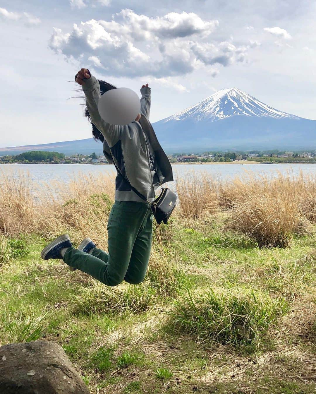 藤田りえさんのインスタグラム写真 - (藤田りえInstagram)「河口湖オルゴールの森美術館は撮影スポットがいっぱい！まるでセットのようだわ〜﻿ そばにある長崎公園は貸切状態。家族で富士山を思う存分楽しんだよー^ ^﻿ ﻿ #藤田りえ﻿ #アナウンサー﻿ #フリーアナウンサー﻿ #河口湖﻿ #河口湖オルゴールの森美術館 ﻿ #ドライブ﻿ #富士山﻿ #長崎公園﻿ #ジャンプ﻿ #令和ジャンプ #可愛い人と繋がりたい  #綺麗な人と繋がりたい  #可愛いママになりたい」5月10日 20時13分 - rie_fujita.ana