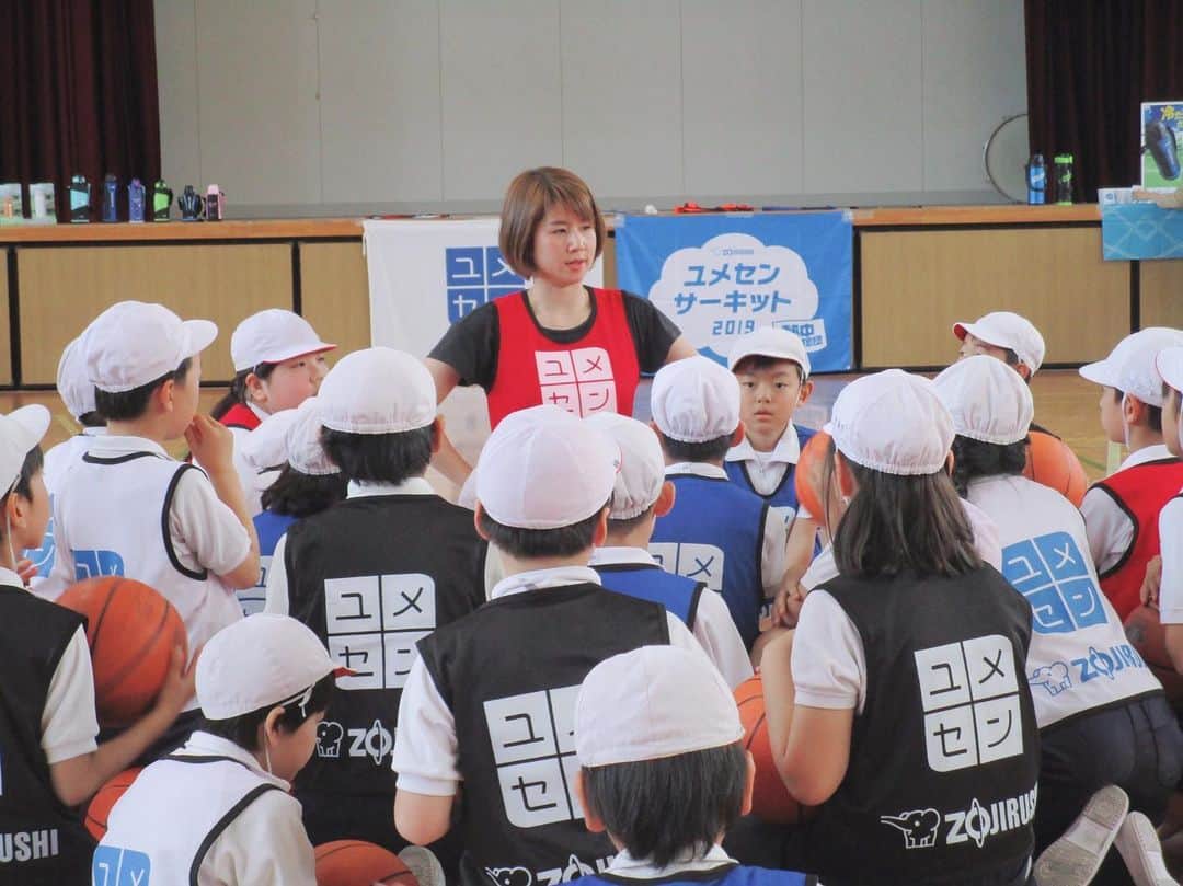 藤井瑞希さんのインスタグラム写真 - (藤井瑞希Instagram)「・ ・ 「ZOJIRUSHIユメセンサーキット」のため大阪に行ってきました😀 ・ ・ 大阪市立茨田南小学校の先生として、生徒の皆さんとゲームをしたり夢の授業もしました💙😽 ・ ・ とにかくまとまりがあって、一致団結しているクラスで驚きました🤩‼️ ・ ・ 熊本以外でやるユメセンは初めてだったし、ユメセン自体が一年以上ぶりでドキドキしましたが、生徒さん達に助けられた一日でした❤️ ・ ・ ありがとうございました😊 ・ ・ #ユメセン #夢先生 #象印マホービン株式会社 #象印 #茨田南小学校」5月10日 20時25分 - bdmntnfujiimizuki
