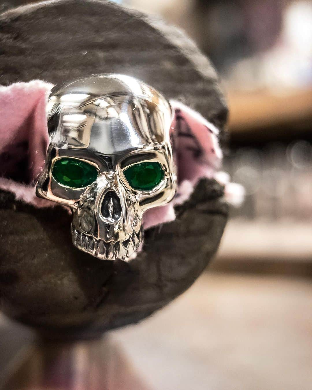 クレイジーピッグさんのインスタグラム写真 - (クレイジーピッグInstagram)「First: finished emerald-set Mini Evil Skull Ring. Second: pre-polish shot after setting the stones 💀 #skull #ring #emerald #green #eyes #silver #jewellery #handmade #instagramhub #instafashion #fashion #teeth #smile」5月10日 20時25分 - crazypigdesignslondon