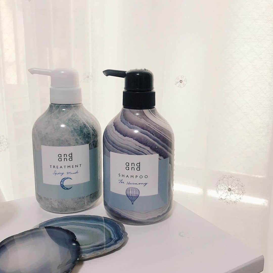 mina hinokuchiのインスタグラム：「. and and closetの体験イベントへ♪♪ . 9種類の中ボトルから『気ままに 思い立つ』というティーとムスクの組み合わせを選びました♡ . お風呂に置いてるだけで可愛い〜っ🧴 . #mina_メイク #シャンプー #トリートメント #andand #アンドアンド #コーデするシャントリ #9stories #mina_myroom」