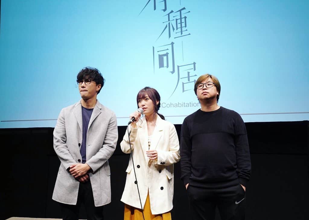 Miss Hunnyのインスタグラム：「很久沒有試過在台上會有心跳的感覺，緊張到感謝的說話都忘記了，（試想想鄭丹瑞、黃修平等「大人」就在你面前，我想沒幾個新導演有辦法聊出一朵花吧😰），現在讓我把沒說完的話說下去。  因為一點點的不安份、一點點的好奇、一點點的衝動，我約了四個人，一起飛到上海拍了《有種同居》這部微電影。現在想起前晚的放映會，還是覺得很夢幻，而且覺得自己命很好！  導演Denny收到我的電話，便馬上請假；男主角布志綸連劇本也沒看過，便一口答應；攝影師Gary BB只是回答了我一個「你有空嗎」的問題，就被我拉了上飛機；製片阿滿明明遇到這工作不簡單，但從頭到尾還是笑臉迎人的去接受。  如果大家當晚有留意片尾的部份，應該不難發現工作人員名單來來去去都是那幾個名字，不得不提的就是製片阿滿，他在現場忙碌的程度，不亞於古天樂（我暫時想不到有誰比古天樂更忙）。因為拍攝場地不算寬敞，每一次轉場景都是他把器材、行李搬來搬去，打點好一切便立即戴上耳機回到收音的崗位，聽到我們說想加個什麼道具，便趁空檔跑到人生地不熟的上海街頭買，知道我要在水中睜開眼睛，便用一支牙刷把浴缸清洗一次……重點是每一項任務，他也是笑着去做！  拍攝時我和Denny事無大小都嚷着阿滿這名字，到了後期部份，我們口徑一致轉向了阿Faye。我們1月31號回到香港，翌日便開始了後期的工作，因為本身想白色情人節與大家見面，但因為電檢需時，場地未能配合，唯有順延到五月，但其實我們早在2月28號已經完成了。每晚無止境的OT，每朝都聽到我說「有個嶄新的idea🤣」，每次以為把我安撫好的時候，就換Denny有其他要求🤣🤣🤣，所以這可以說是阿Faye，用肝臟換取的製作！  要挑剔的話，這個作品當然不完美，但已經是盡我們所能去製作的成果。有時候我會想，他們前世一定是希特拉，殺了很多人今世才會遇上我。又或者我前世是馬丁路德金，救助了很多人今世才會遇上了他們。  最後要感謝老闆，有種把錢交給瘋子去發夢。 感謝一切的發生。  Photo by @odyleung」