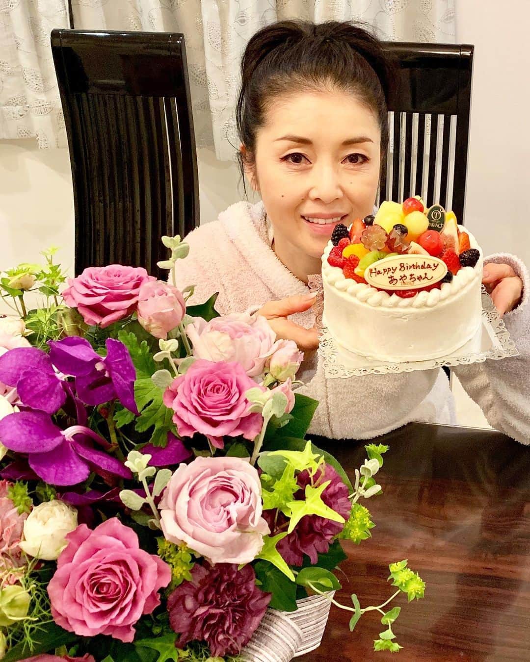 藤あや子さんのインスタグラム写真 - (藤あや子Instagram)「MY BIRTH DAY🎂 #cake  #flower  #感謝」5月10日 20時22分 - ayako_fuji_official
