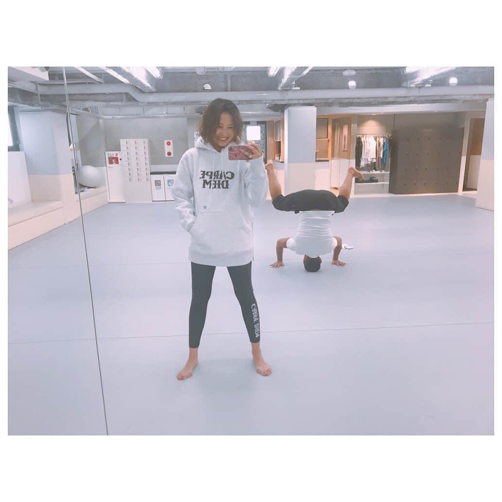 のインスタグラム：「早いものでキック🥊をはじめてもう１年。 "正直１年続くと思ってなかったです" と @nobutatsu.s に今日言われた🤣 自分でもびっくりw 大人になってから続けたいって思えるスポーツに出会えて良かった✌️ 相変わらずヘタレ🥊ですが、とにかく楽しくできてることが続けられている1番の理由。 それは間違いなく毎回楽しく教えてくれるノブ(ひっくり返ってるのがノブです。)のおかげ🐒 かな〜🤪 いつもひょうきんなノブですが、総合格闘技元世界チャンピオンという凄いお方👏 先日そんなノブの勝ち取ったチャンピオンベルトを巻かせてもらったよー。 貴重な経験をありがとうございます🙏 そして今日は入手困難な @carpediembjj_girlz ✖︎ @bedwin_official のパーカーをやっとゲット✌️ 引き続き頑張って続けまーす😝 #kickboxing #onefc #キックボクシング」
