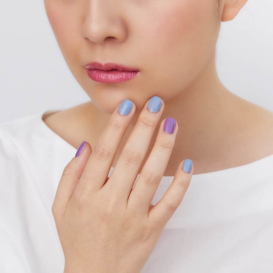 のインスタグラム：「ピュアな唇に合わせて、イノセントな印象に。 . “COLOR OF RAIN” Makeup Set #001 "Be Innocent" . 透明な青みがピンクの甘さを引き立てるリップと、ネイルポリッシュ3色をセットに。 . ＊公式オンラインショップに再入荷しました シンプルに楽しめるセルフネイルアートもご紹介中です。 https://bit.ly/2VeeXmV . #threecosmetics #2019summer #colorofrain」