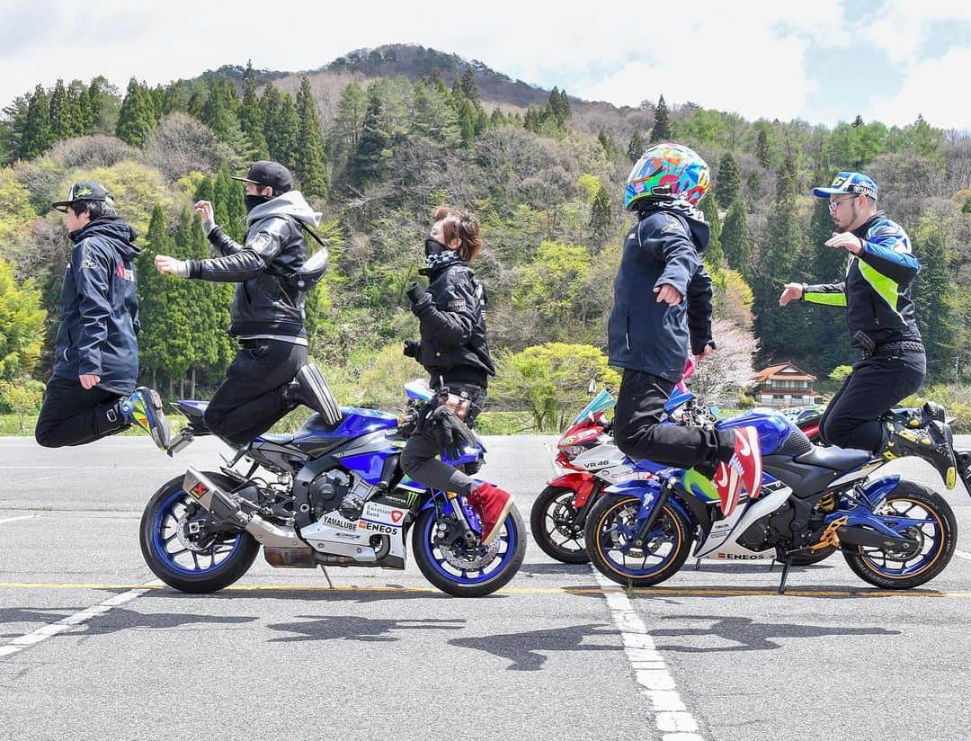 ヤマハ バイクさんのインスタグラム写真 - (ヤマハ バイクInstagram)「「YZF-R3/R25 オーナーズフォトツアー」 #4月27日#広島#めがひらスキー場 第6駐車場#開催しました #参加無料 #とりま#ジャンプ #YZFR25#YZFR3 #オーナーズフォトツアー 次回は #5月11日#京都#日吉ダム 駐車場 #ヤマハが好きならどなたでも参加OK #R25を晒す#R3を晒す #japanriders #あなたの空を飛びたい」5月10日 20時30分 - yamaha_bike