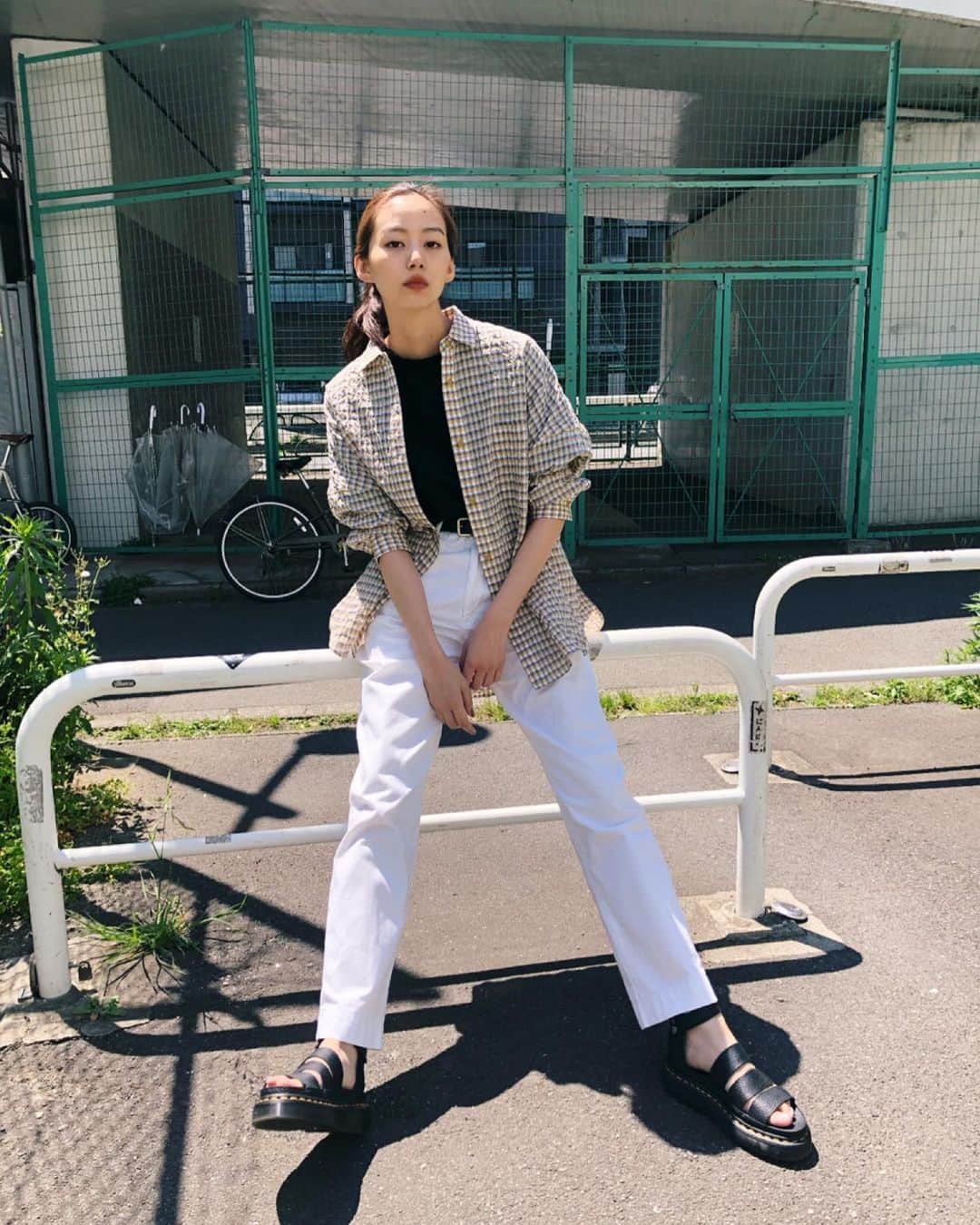 Shiho Sasakiのインスタグラム：「いつものチェックも表面感のあるサッカー素材だと雰囲気違って🙆‍♀️ 爽やかにWHTパンツで合わせてみたよ💡 詳細はストーリーから飛べます✈️ #MOUSSY#MOUSSYSNAP」