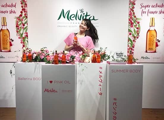 chinatsu614さんのインスタグラム写真 - (chinatsu614Instagram)「'' Melvita × FIT' Ballet ''﻿﻿ #melvita #pinkoil #fitness #ballet #exercise #fitballet ﻿﻿ ・﻿﻿ ・﻿﻿ ・﻿﻿ ﻿﻿ 今日は楽しみにしていた﻿﻿ '' Melvita × FIT' Ballet '' のイベントへ♩﻿﻿ ﻿﻿ 𓁺𓁺フランスで大人気の #fitballet 創始者  オクタヴィ・エスキュールさんが この日の為に来日してレクチャーしてくれたレッスンは 想像以上にハード!! 自分のフォームよりもついていくのに必死でした笑 ﻿﻿ ﻿﻿ バレエは経験がないので﻿﻿ 初めての動きが多くてホントに難しかったけど笑 ﻿﻿ たくさん汗もかいてとってもスッキリした!!﻿﻿ なによりもめちゃめちゃ楽しかった♩ ˒˒ ﻿﻿ ﻿﻿ レッスンの前後は﻿﻿ #高橋ミカ さんのメルヴィータのボディオイルを使ったマッサージを習ったよ。ミカさんが周って直接マッサージをしてくれたのでこれだけで大満足♥︎笑﻿﻿ ﻿﻿ いつもお風呂上がりだけ塗っていたので、今度からはエクササイズ後にもミカさんに習ったマッサージをしながら塗って肌を引き締めてみる!! ﻿﻿ ﻿﻿ 色々経験できて楽しいイベントでした♩ ˒˒ ﻿﻿ ﻿﻿ ・﻿﻿ ・﻿﻿ ・﻿﻿ #ドレスコードはピンク ♡ ﻿ ・﻿ ・﻿ #メルヴィータ﻿﻿ #ピンクのオイル﻿﻿ #ロルロゼブリリアントボディオイル﻿﻿ #フィットバレエ ﻿﻿ #バレリーナボディ」5月10日 20時43分 - chinatsu614