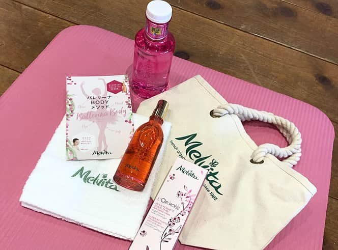 chinatsu614さんのインスタグラム写真 - (chinatsu614Instagram)「'' Melvita × FIT' Ballet ''﻿﻿ #melvita #pinkoil #fitness #ballet #exercise #fitballet ﻿﻿ ・﻿﻿ ・﻿﻿ ・﻿﻿ ﻿﻿ 今日は楽しみにしていた﻿﻿ '' Melvita × FIT' Ballet '' のイベントへ♩﻿﻿ ﻿﻿ 𓁺𓁺フランスで大人気の #fitballet 創始者  オクタヴィ・エスキュールさんが この日の為に来日してレクチャーしてくれたレッスンは 想像以上にハード!! 自分のフォームよりもついていくのに必死でした笑 ﻿﻿ ﻿﻿ バレエは経験がないので﻿﻿ 初めての動きが多くてホントに難しかったけど笑 ﻿﻿ たくさん汗もかいてとってもスッキリした!!﻿﻿ なによりもめちゃめちゃ楽しかった♩ ˒˒ ﻿﻿ ﻿﻿ レッスンの前後は﻿﻿ #高橋ミカ さんのメルヴィータのボディオイルを使ったマッサージを習ったよ。ミカさんが周って直接マッサージをしてくれたのでこれだけで大満足♥︎笑﻿﻿ ﻿﻿ いつもお風呂上がりだけ塗っていたので、今度からはエクササイズ後にもミカさんに習ったマッサージをしながら塗って肌を引き締めてみる!! ﻿﻿ ﻿﻿ 色々経験できて楽しいイベントでした♩ ˒˒ ﻿﻿ ﻿﻿ ・﻿﻿ ・﻿﻿ ・﻿﻿ #ドレスコードはピンク ♡ ﻿ ・﻿ ・﻿ #メルヴィータ﻿﻿ #ピンクのオイル﻿﻿ #ロルロゼブリリアントボディオイル﻿﻿ #フィットバレエ ﻿﻿ #バレリーナボディ」5月10日 20時43分 - chinatsu614