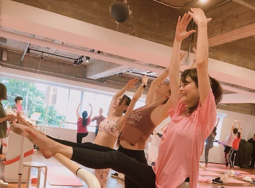 chinatsu614さんのインスタグラム写真 - (chinatsu614Instagram)「'' Melvita × FIT' Ballet ''﻿﻿ #melvita #pinkoil #fitness #ballet #exercise #fitballet ﻿﻿ ・﻿﻿ ・﻿﻿ ・﻿﻿ ﻿﻿ 今日は楽しみにしていた﻿﻿ '' Melvita × FIT' Ballet '' のイベントへ♩﻿﻿ ﻿﻿ 𓁺𓁺フランスで大人気の #fitballet 創始者  オクタヴィ・エスキュールさんが この日の為に来日してレクチャーしてくれたレッスンは 想像以上にハード!! 自分のフォームよりもついていくのに必死でした笑 ﻿﻿ ﻿﻿ バレエは経験がないので﻿﻿ 初めての動きが多くてホントに難しかったけど笑 ﻿﻿ たくさん汗もかいてとってもスッキリした!!﻿﻿ なによりもめちゃめちゃ楽しかった♩ ˒˒ ﻿﻿ ﻿﻿ レッスンの前後は﻿﻿ #高橋ミカ さんのメルヴィータのボディオイルを使ったマッサージを習ったよ。ミカさんが周って直接マッサージをしてくれたのでこれだけで大満足♥︎笑﻿﻿ ﻿﻿ いつもお風呂上がりだけ塗っていたので、今度からはエクササイズ後にもミカさんに習ったマッサージをしながら塗って肌を引き締めてみる!! ﻿﻿ ﻿﻿ 色々経験できて楽しいイベントでした♩ ˒˒ ﻿﻿ ﻿﻿ ・﻿﻿ ・﻿﻿ ・﻿﻿ #ドレスコードはピンク ♡ ﻿ ・﻿ ・﻿ #メルヴィータ﻿﻿ #ピンクのオイル﻿﻿ #ロルロゼブリリアントボディオイル﻿﻿ #フィットバレエ ﻿﻿ #バレリーナボディ」5月10日 20時43分 - chinatsu614