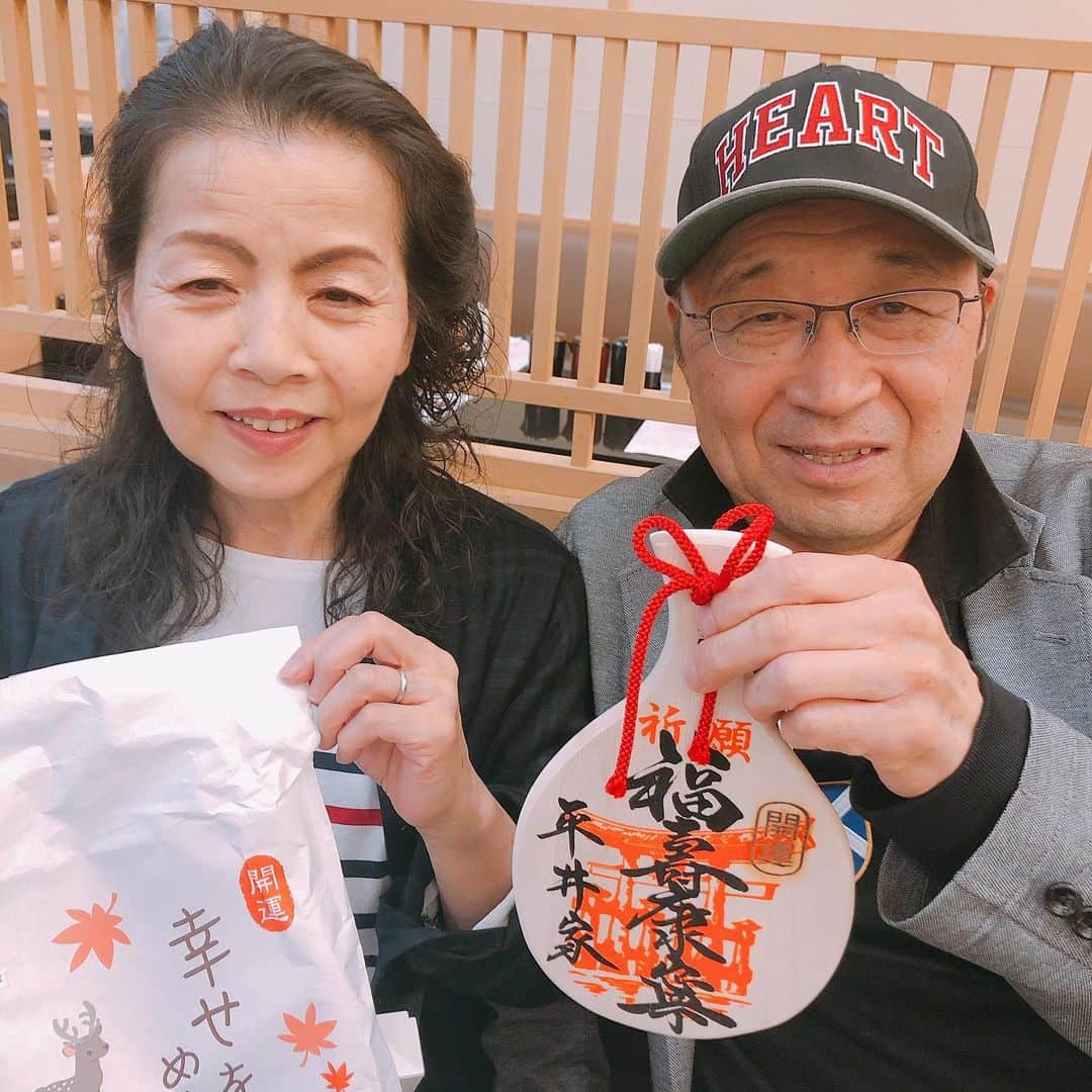 平井俊輔さんのインスタグラム写真 - (平井俊輔Instagram)「父親の古希のお祝いに。 #70歳 #古希  父親が去年大っきな病気になってしまい大変だったが、 先生方、皆さまのお力添えのもとなんとか手術が成功し、 今年から自宅療養出来る事になり、 今年5月で70歳を迎える父親です。 3か月ぶりに会ったが顔色も良くなって久々家族揃って、古希祝いもかねて食事行ってきました！ 祝いに宮島のしゃもじをプレゼント。 #福寿康寧 #ふくじゅこうねい #幸福#長寿#健康#平穏無事 詰まってるー。 いい言葉🤩だったのでこのしゃもじに平井を。 まだまだ平井家の柱として、 おやじ！長生きして下さい。 男手2人支えますよ。」5月10日 20時42分 - bobuhirai0311