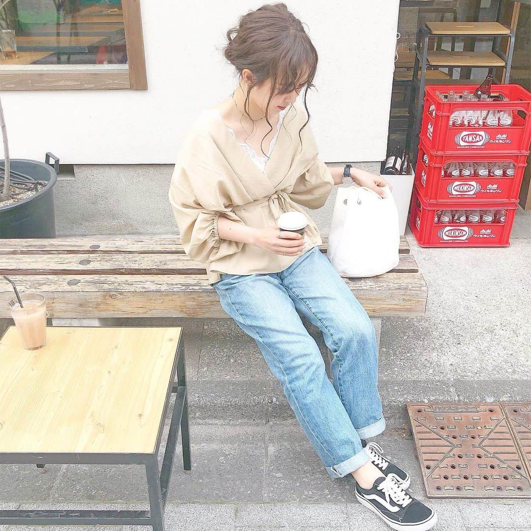 haruさんのインスタグラム写真 - (haruInstagram)「ㅤㅤㅤㅤㅤㅤㅤㅤㅤㅤㅤㅤㅤ ㅤㅤㅤㅤㅤㅤㅤㅤㅤㅤㅤㅤㅤ ㅤㅤㅤㅤㅤㅤㅤㅤㅤㅤㅤㅤㅤ #ootd ㅤㅤㅤㅤㅤㅤㅤㅤㅤㅤㅤㅤㅤ #GU で購入した #カシュクールブラウス (大型店限定)は 一目惚れして即決だったんやけど 内側にボタンついててそれを外したら 羽織としても着れるのです🥺💗💗💗 ㅤㅤㅤㅤㅤㅤㅤㅤㅤㅤㅤㅤㅤ ノースリーブきて開けて着ても絶対可愛い🥰 中のキャミも真ん中にリボンがついてて可愛いのです🥺💕 ㅤㅤㅤㅤㅤㅤㅤㅤㅤㅤㅤㅤㅤ ㅤㅤㅤㅤㅤㅤㅤㅤㅤㅤㅤㅤㅤ お洋服の詳細はWEARみてください🙇‍♀️💕 ㅤㅤㅤㅤㅤㅤㅤㅤㅤㅤㅤㅤㅤ ❤︎ tops : #gu_for_all ❤︎ inner : #oneafteranotherniceclaup ❤︎ pants : #pageboy ㅤㅤㅤㅤㅤㅤㅤㅤㅤㅤㅤㅤㅤ ㅤㅤㅤㅤㅤㅤㅤㅤㅤㅤㅤㅤㅤ 昨日ストーリーに載せたら すごく反応頂いてうれしかったです😭💗 ありがとうございます(  ᵒ̴̶̷᷄௰ᵒ̴̶̷᷅ )✨ ㅤㅤㅤㅤㅤㅤㅤㅤㅤㅤㅤㅤㅤ ヘアスタイルは ベース巻きありで シニヨンしています☺💕 ㅤㅤㅤㅤㅤㅤㅤㅤㅤㅤㅤㅤㅤ 1枚目こんなににやけてるのは #🐻3camera だからです🤭💓 ㅤㅤㅤㅤㅤㅤㅤㅤㅤㅤㅤㅤㅤ #プチプラコーデ#カシュクール#レースキャミ#GUコーデ #harucd ㅤㅤㅤㅤㅤㅤㅤㅤㅤㅤㅤㅤㅤ」5月10日 20時41分 - __haru3