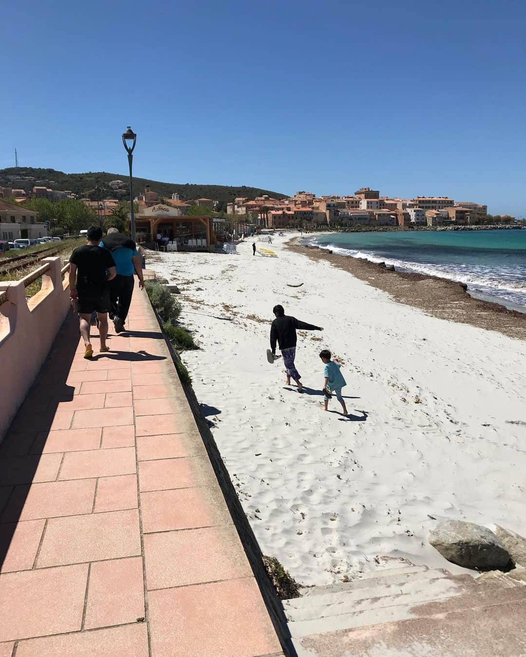 大友愛さんのインスタグラム写真 - (大友愛Instagram)「秋本家コルシカ島への巻き🏝⛰ とっても綺麗な景色☺️ 強風で飛ばされそー🌀🌀🌀🌀 #秋本family  #コルシカ島 #フランス #cloudyのある生活 @cloudy.tokyo  とってもフルーティなカクテルワイン🍷に ほろ酔いおばさん🙋‍♀️」5月10日 11時45分 - ai_dayooon