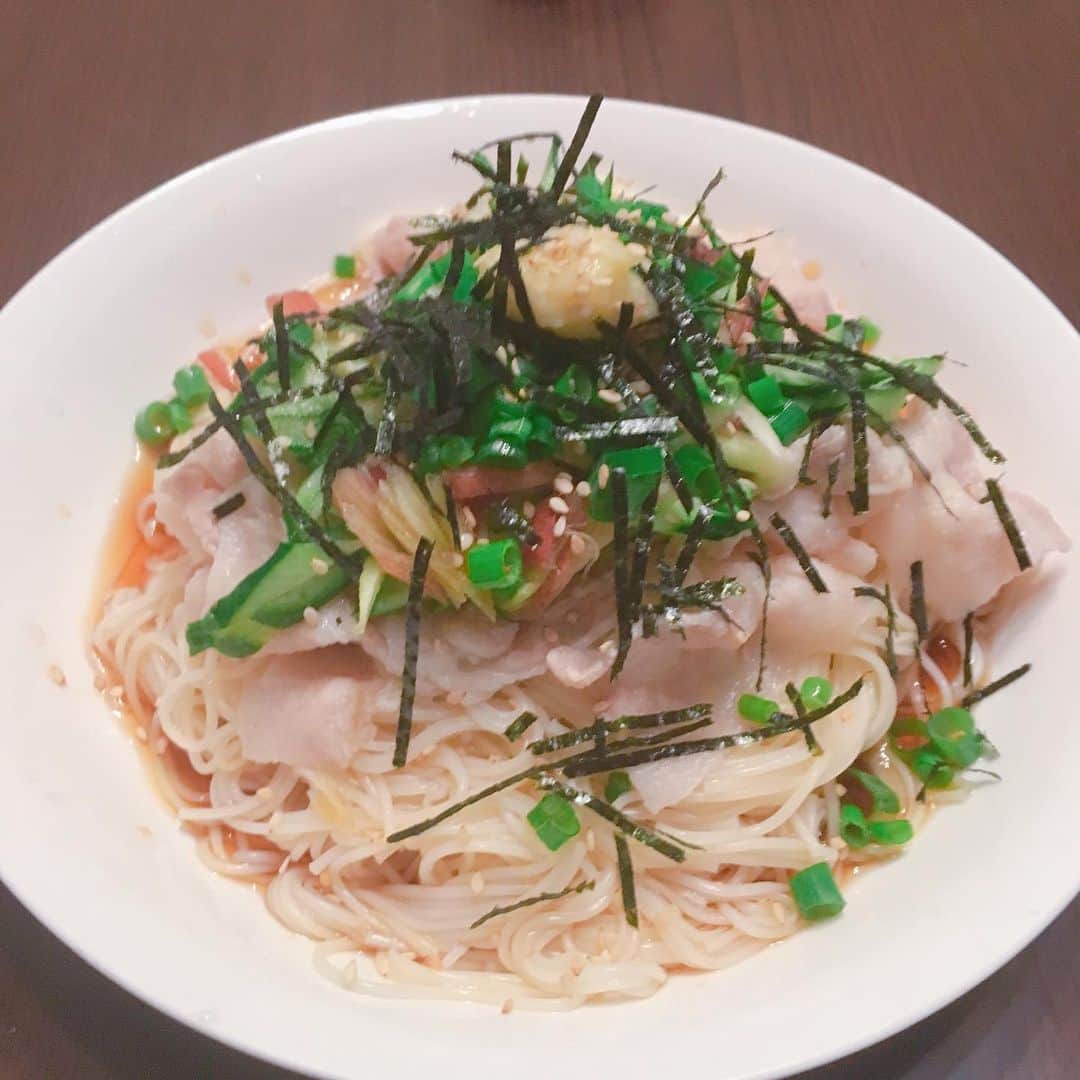 山西章博さんのインスタグラム写真 - (山西章博Instagram)「今日のご飯。暑いのでぶっかけそうめんなのさ！ #そうめん  #ぶっかけそうめん  #冷しゃぶのせ #生姜 #みょうが  #薬味いっぱいが美味しい  #初心者主夫」5月10日 11時51分 - akihiro.yama1129