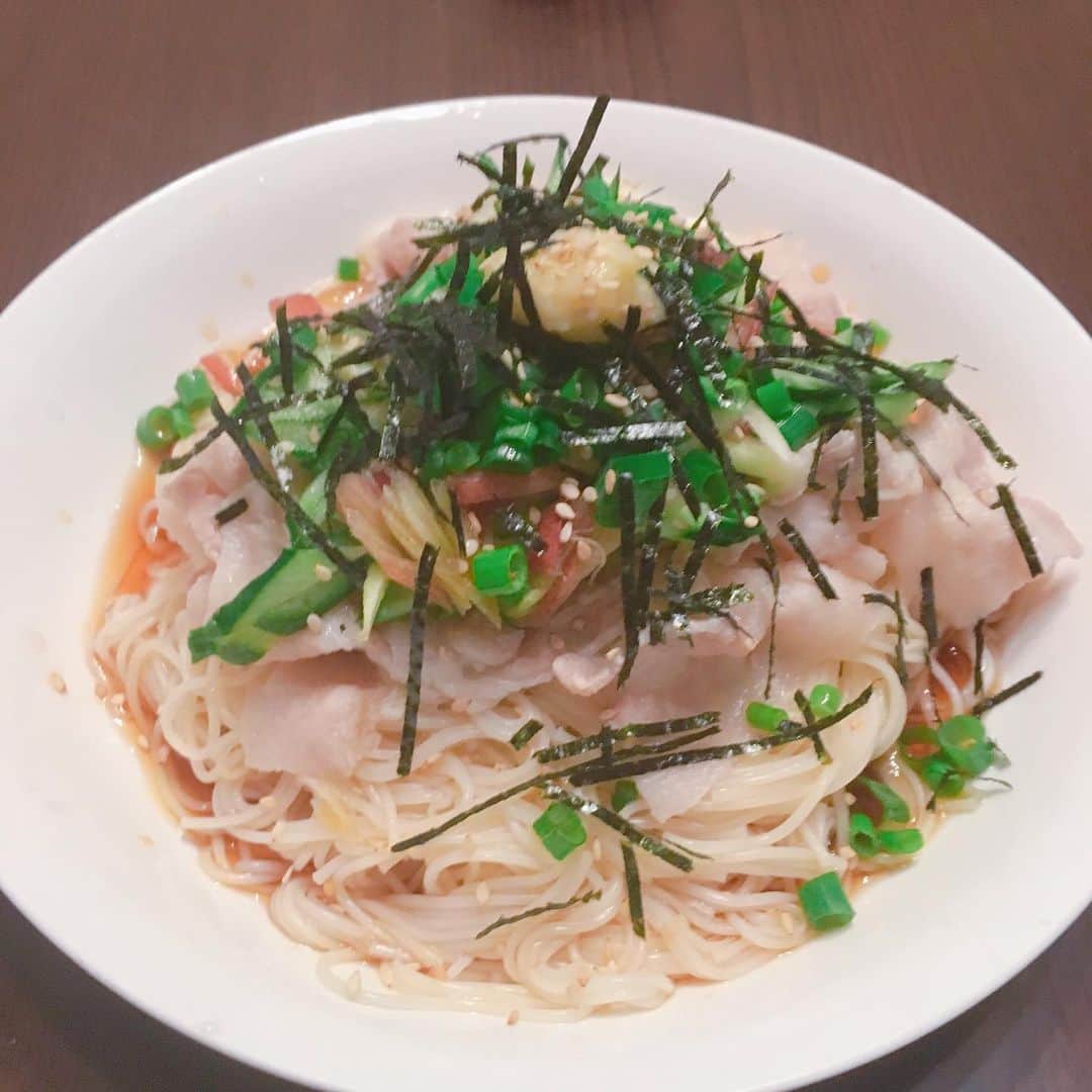 山西章博のインスタグラム：「今日のご飯。暑いのでぶっかけそうめんなのさ！ #そうめん  #ぶっかけそうめん  #冷しゃぶのせ #生姜 #みょうが  #薬味いっぱいが美味しい  #初心者主夫」