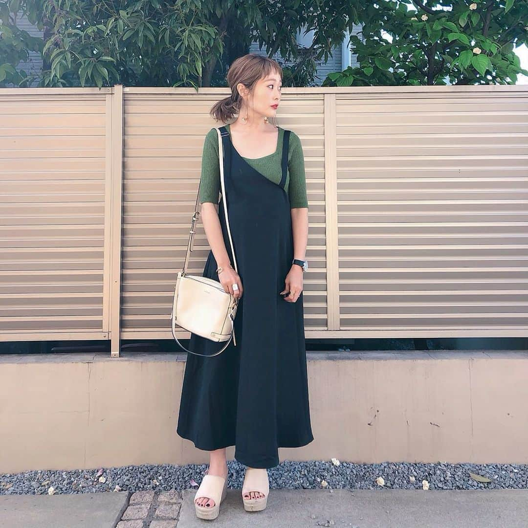 Kikuno Sayumiさんのインスタグラム写真 - (Kikuno SayumiInstagram)「〻oneshoulder onepiece〻 ・ ・ ・ @gorgeshop_official の#ワンショルダーワンピース 使える！ ・ インナーにシンプルなトップスを着るだけで様になる◎ ・ 小物は白で統一して抜け感を。 ・ ピアスはnewinの @memie_0108 のもの。ここのアクセめっちゃ可愛い。着画また載せます💡 ・ ・ ・ tops▶ @shes_closet onepiece▶︎ @gorgeshop_rakuten shoes▶ @titivatejp bag▶ @paliobag piece▶ @memie_0108 ・ ・ ・ #ファッション#コーデ#fashion#ママ#ママコーデ#ponte_fashion #プチプラコーデ#大人カジュアル#ヘアアレンジ#オン眉#大人可愛い#ジユジョ#chao_app #ジユパト#ユニジョ#byphotome#ootd#夏コーデ#palio#paliobag#パリオ#マタニティコーデ#妊娠7ヶ月」5月10日 11時51分 - sayumikikuno