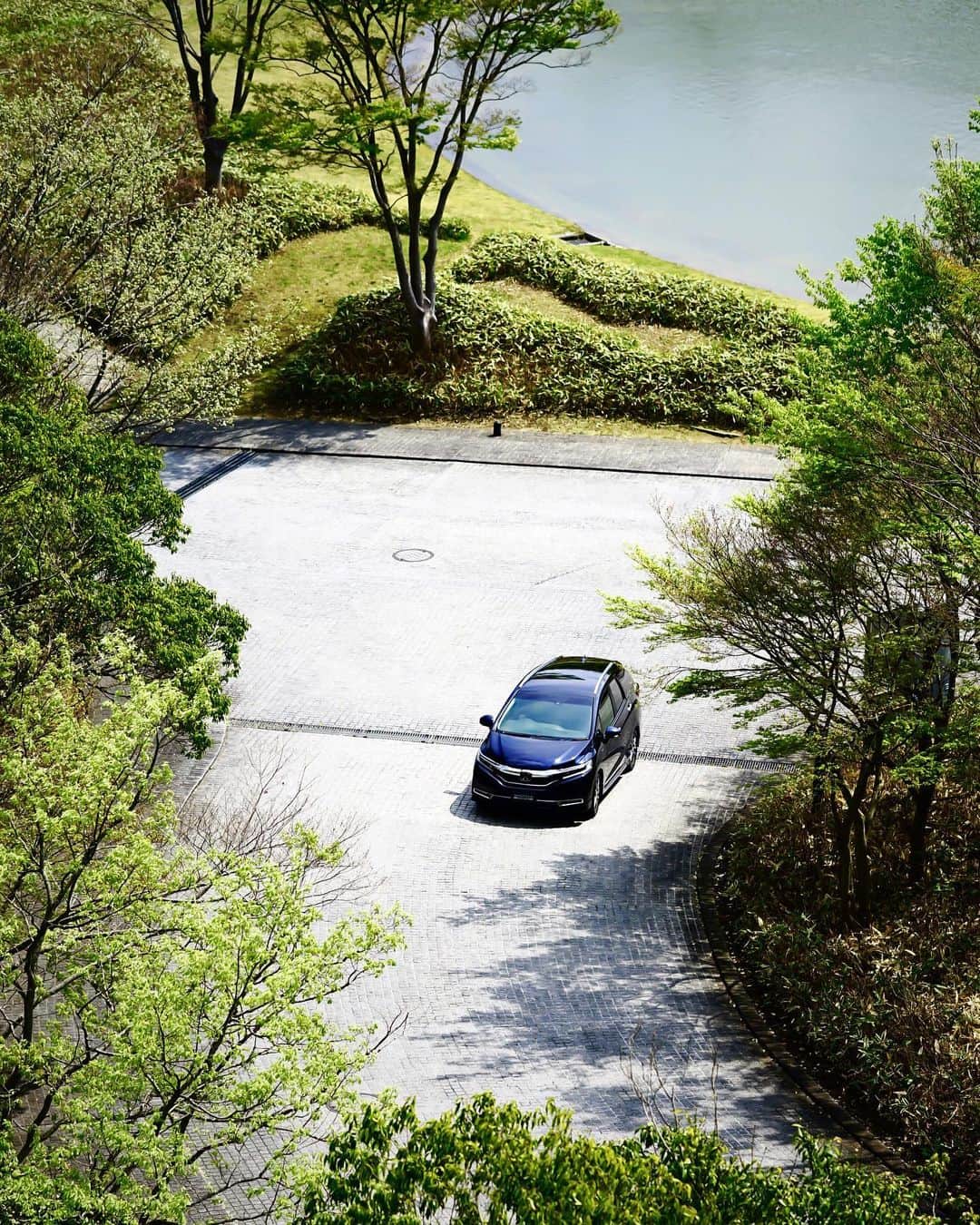 Koichiのインスタグラム：「. . 本日デビューしたHONDA New SHUTTLEのレビューと撮影をさせて頂きました。 洗練されたデザイン、コンパクトながら大容量のラゲッジスペースで使い勝手がよさそう。 キャンプ道具も積んで撮影旅行に出掛けたくなるクルマです。 HONDAのWEBサイトに記事が掲載されていますので、見て頂けると嬉しいです。 プロフィールのWEBリンクからも見てもらえます。 . I did a review and shoot of Honda's new model. You can view web content from Instagram story. But that is only Japanese. . @hondajp #ホンダシャトル #hondashuttle #HONDA #ホンダ #新型シャトル #新型車 #carlifestyle #carlife #ad .」