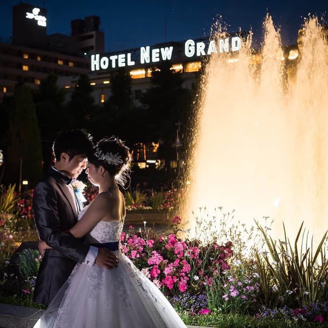 ゼクシィさんのインスタグラム写真 - (ゼクシィInstagram)「【夜のロケフォトを素敵に撮るコツは🌠？】 . 今回は、#ゼクシィ2019 をつけて 投稿してくださった花嫁さんの中から ロマンチックな夜フォトをご紹介📷💕 ドラマチックで素敵な写真が撮れるコツを ぜひチェックしてくださいね😊☝️ . 1枚目は噴水のある公園で撮影されたお写真⛲️✨ 花嫁さんの念願だったそう👰🌟 ライトアップされた噴水の前、照らし出されるふたりの姿も とってもロマンチックですよね😊💗 @icy_iy_wedding さま . 2枚目は横浜の山下公園で撮影されたおふたり♪ 勢いよく上がっている噴水⛲️と、 おでこを合わせたポーズ、そしてさりげなく映り込んだ お花がポイントになって素敵なお写真💐 #関東花嫁 のみなさん、山下公園おすすめですよ😋❣️ @chaso_wedding さま . 噴水の前での撮影を考えられている花嫁さんは 水が噴きあがるタイミングや、ライトアップの時間などを 事前に調べておくとスムーズかも😉 噴水がしっかり入る構図もポイント✔️ . 3枚目はなんと韓国での前撮り写真！ キラッキラの夜景がとっても綺麗ですよね😍 海外で前撮りや後撮りを考えられている花嫁さんは 夜のロケフォトもぜひ候補にいれてみてくださいね🌃 @yun.wedding さま . 素敵なお写真、ありがとうございました♪ . . +♥+:;;;:+♥+:;;;:+♥+:;;;:+♥+:;;;:+♥+:;;;:+♥ . プロポーズから結婚式まで素敵なお写真募集中！ . ゼクシィ公式アカウントでお写真を紹介してみませんか？ 【#ゼクシィ2019】 を付けて投稿してください💎 . +♥+:;;;:+♥+:;;;:+♥+:;;;:+♥+:;;;:+♥+:;;;:+♥ . ▼花嫁さんダウンロード数No.1 ゼクシィアプリはURLから💍💓 @zexyrecruit . #前撮り#ロケフォト#前撮りレポ#後撮り _ #海外前撮り#夜景フォト#後撮りレポ#海外後撮り#フォトツアー#韓国前撮り#韓国後撮り#卒花#前撮りドレス _ #前撮りヘア#後撮りヘア#後撮りフォト#韓国ウェディングフォト#韓国フォトツアー#全国のプレ花嫁さんと繋がりたい#日本中のプレ花嫁さんと繋がりたい#和田倉噴水公園#山下公園#トワイライトタイム _ #海外前撮り準備#ゼクシィ#ちーむゼクシィ#プロポーズされたらゼクシィ」5月10日 11時59分 - zexyrecruit