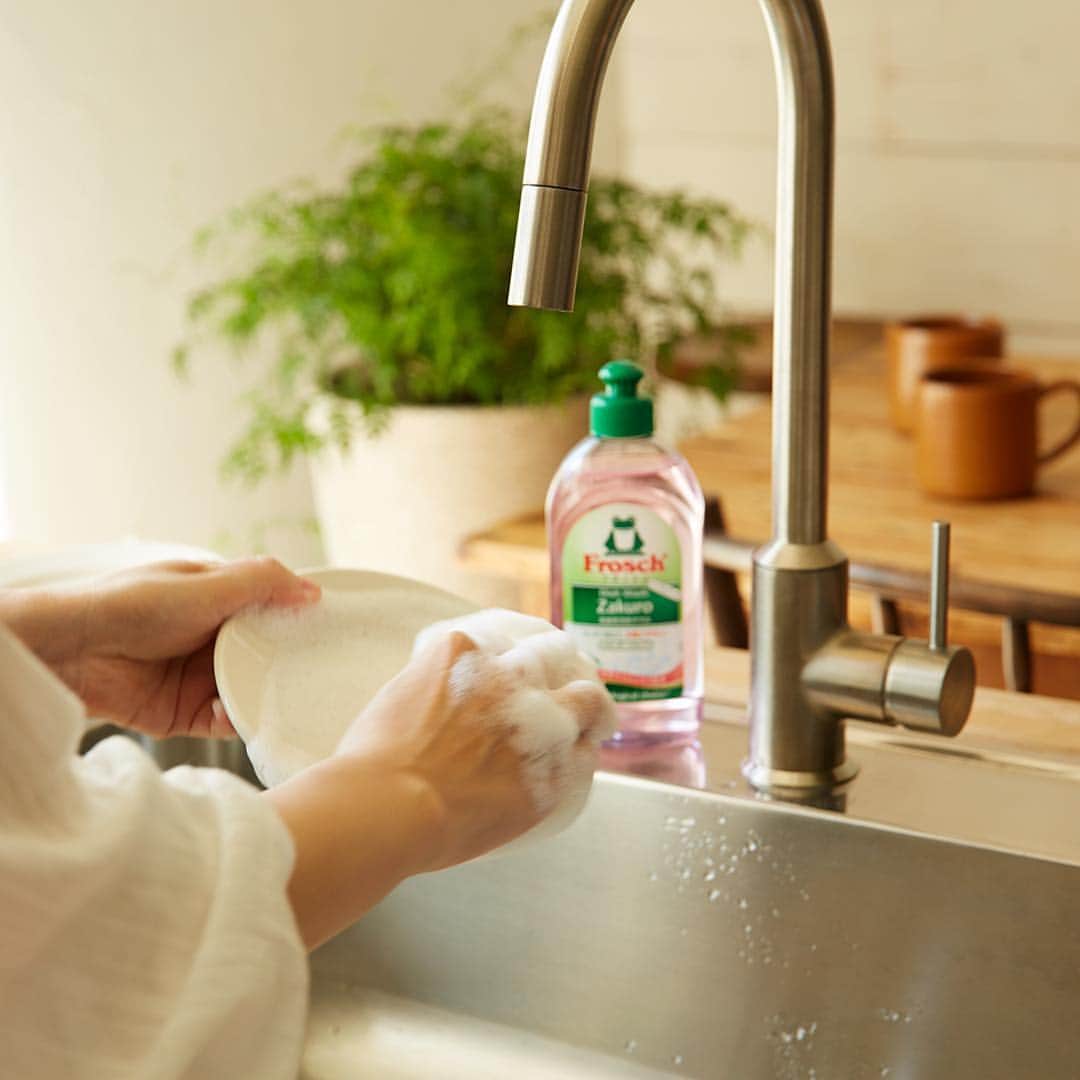 Frosch（フロッシュ）さんのインスタグラム写真 - (Frosch（フロッシュ）Instagram)「フロッシュの食器用洗剤は、手荒れの原因のひとつであるアルコールを取り除いた「ノンアルコール処方」。 手肌へのやさしさは水で洗ったときとほとんど変わらないんですよ。 ピンクの液色で甘くやさしいザクロの香りの食器用洗剤があると、お皿洗いが楽しくなりそう。 ＊ #キッチン #ピンク #ザクロ #ハンドケア #手肌にやさしい #食器用洗剤 #日々の暮らし #フロッシュのある暮らし #フロッシュ #Frosch」5月10日 12時00分 - frosch.jp