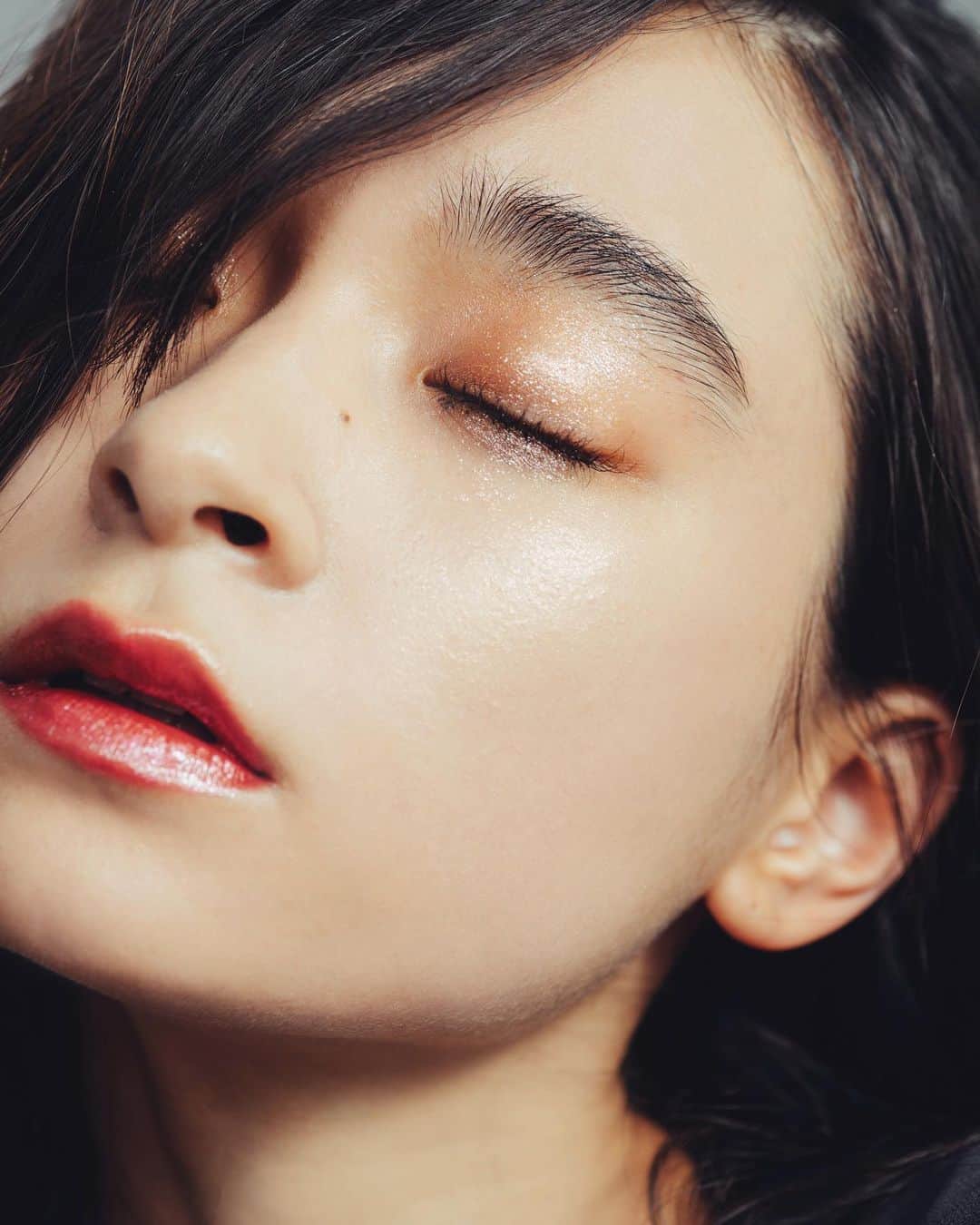M∙A∙C Cosmetics Japanのインスタグラム：「⠀ キラキラ光り輝くコレクション「M·A·C ゲット ブレーズド」が登場✨ ポイントメイクでグリッターの輝きをプラスして❤️ ⠀ ⠀ #MACGetBlazed #MACゲットブレーズド ⠀ *公式オンラインショップ 5/7発売 *全国 5/10発売 ⠀ ⠀ ↓↓使用メイン製品↓↓ [ダズル ドロップス] ダズルピーチ [ダズル ハイライター] ダズルゴールド [エクストラ ディメンションフォイル アイシャドウ] ゴールド メタリスト [シャイニー プリティ シャドウ] ピー フォー ピンク [ブリング シング リキッド リップカラー] オート フラッシュ ⠀ ⠀ MAKEUP: RUMIKO IKEDA HARRIS @rumikoikedaharrismakeup MAKEUP: MAYUKO MOGAMI @macpro_tokyo MODEL: RAIKA YUMI @yumi_raika PHOTO: @takaki_iwata HAIR: @gxxxxxo DIRECT: @aiaizm ⠀ ⠀ ⠀ ⠀ ⠀ ⠀ #MACCosmeticsJapan #MACコスメ #MACCosmetics  #MAC #コスメ #メイク  #リップ #リキッドリップ #リップメイク #MACリップ #MACアイメイク #MACアイシャドウ #アイシャドウ #つや #ツヤ肌 #艶肌 #ハイライター #グリッター #キラキラ #ラメ #限定」