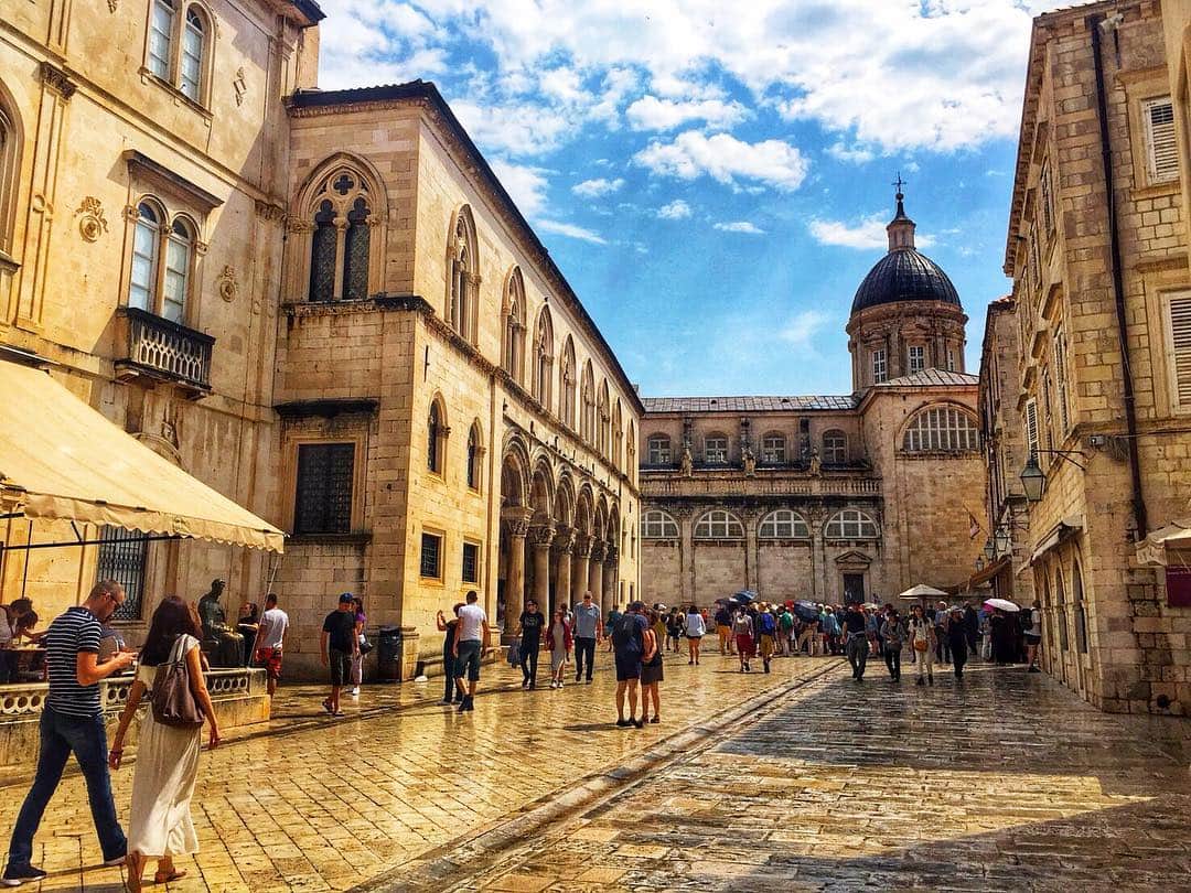 旅行比較サイト・トラベルコ 理想の旅を、いちばん安く。さんのインスタグラム写真 - (旅行比較サイト・トラベルコ 理想の旅を、いちばん安く。Instagram)「#アドリア海の真珠 とも称される #クロアチア のリゾート地 #ドゥブロブニク 。城壁に囲まれた #旧市街 は世界遺産に登録されています。実はここ、あの大人気映画『スター・ウォーズ／最後のジェダイ』のロケ地でもあるんです！　映画を見てから行くと、また違った楽しみ方ができるかもしれません♪ * 中世の面影残る旧市街は、歩いているだけでウキウキ気分に♡　写真は通り雨の後に撮影したもの。濡れた石畳が太陽の光を反射して、幻想的な空間を演出していました。路地裏散策や、城壁の上から褐色屋根の街並みを楽しむのもオススメです♪ * * * あなたが訪れた旅先での写真に《 @travelko_chan 》《 #トラベルコ 》《 #travelko 》とタグ付けして投稿してみてください！こちらのアカウントで紹介させていただくかもしれません♪ * * * #クロアチア #croatia #ドゥブロブニク #dubrovnik #世界遺産 #worldheritage #旧市街 #starwars #thelastjedi #旅行 #海外旅行 #travel #trip #sightseeing #フォトジェニック #旅行好きな人と繋がりたい #写真好きな人と繋がりたい #女子旅 #一人旅 #カメラ女子 #カメラ男子 #followme #instatravel #travelgram #instagood #instaphoto #travelko #トラベルコ #トラベルコちゃん」5月10日 12時08分 - travelko_official