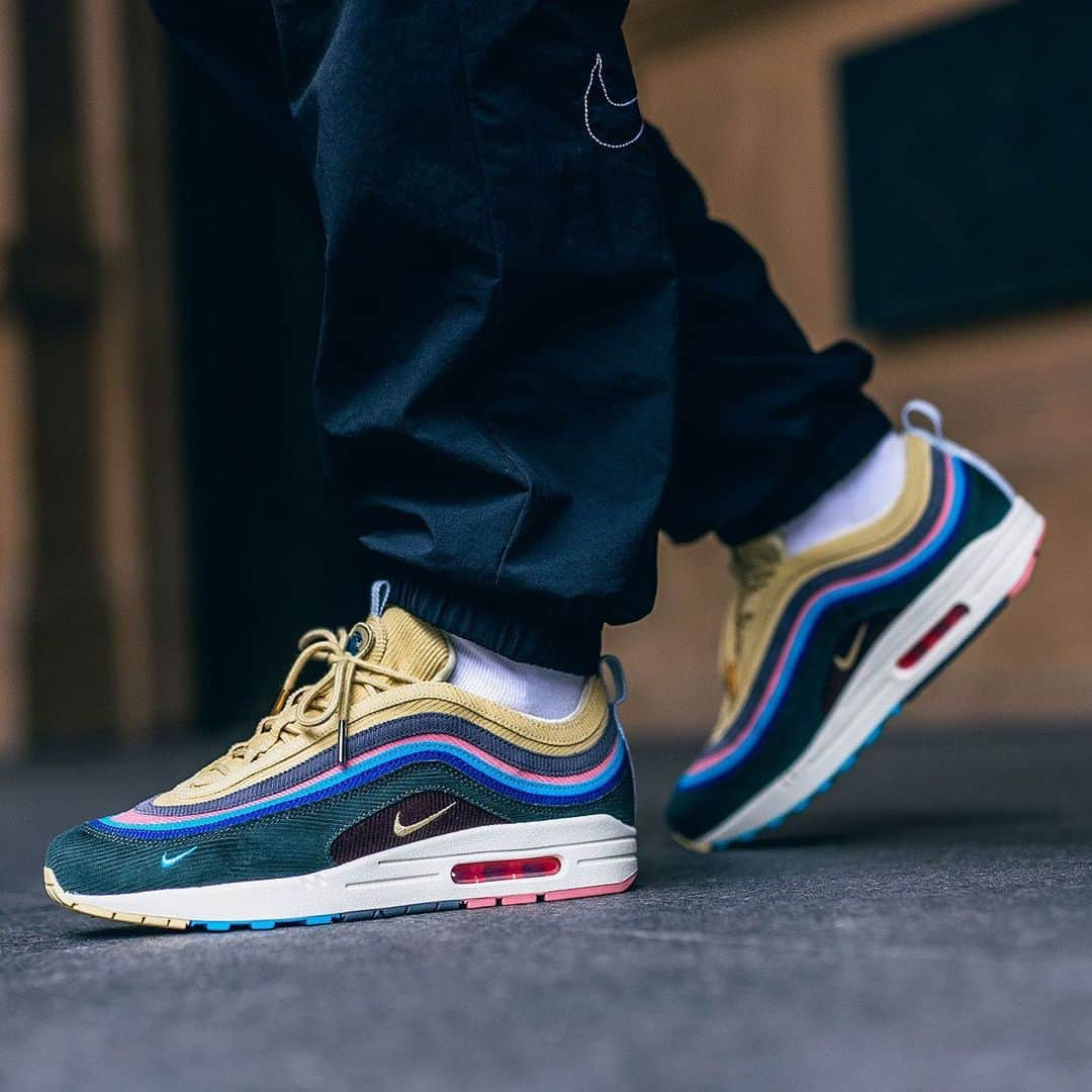 Sneaker Newsさんのインスタグラム写真 - (Sneaker NewsInstagram)「#TBT to @sean_wotherspoon’s earth-shattering Air Max 1/97 release from over a year ago. Name a shoe that had more hype...」5月10日 12時08分 - sneakernews