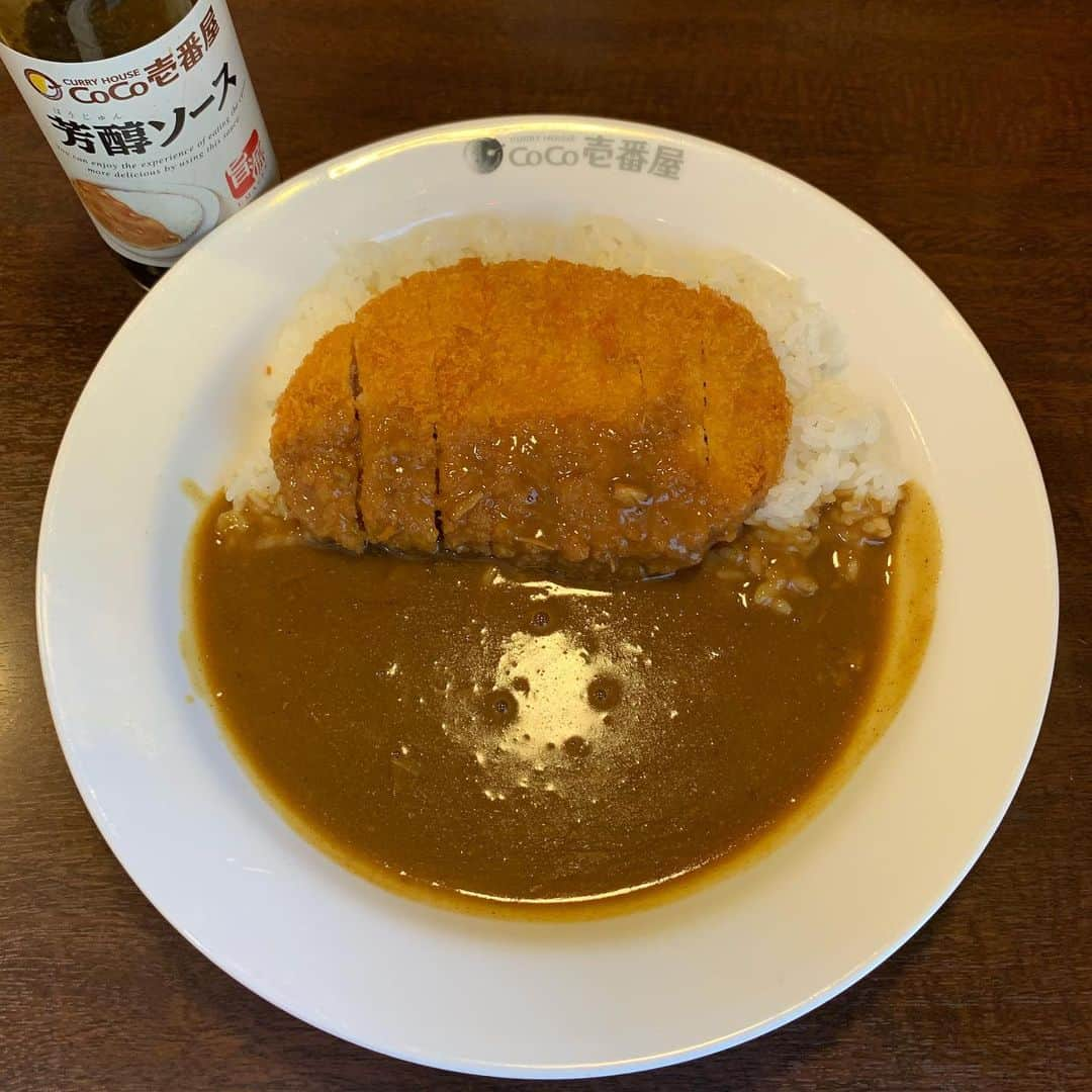 くろさんのインスタグラム写真 - (くろInstagram)「ロースカツカレー🍛ごはん少なめ744円 #ロースカツカレー #芳醇ソース #福神漬け #大量福神漬け #CoCo壱番屋 #ココイチ #CoCo壱番屋港区ヴィータイタリア店 #汐留ランチ #新橋ランチ #かけすぎ部 #QUICPay」5月10日 12時09分 - m6bmw