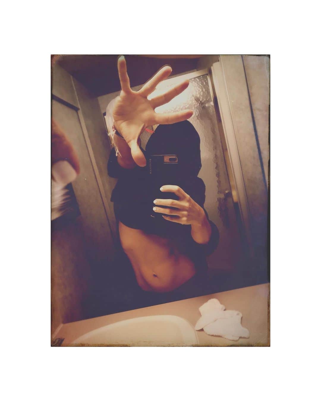 ケイト・ハドソンさんのインスタグラム写真 - (ケイト・ハドソンInstagram)「Bored on set...? 🎥 Take some weird mirror selfies in the trailers bathroom 🤷‍♀️」5月10日 12時09分 - katehudson