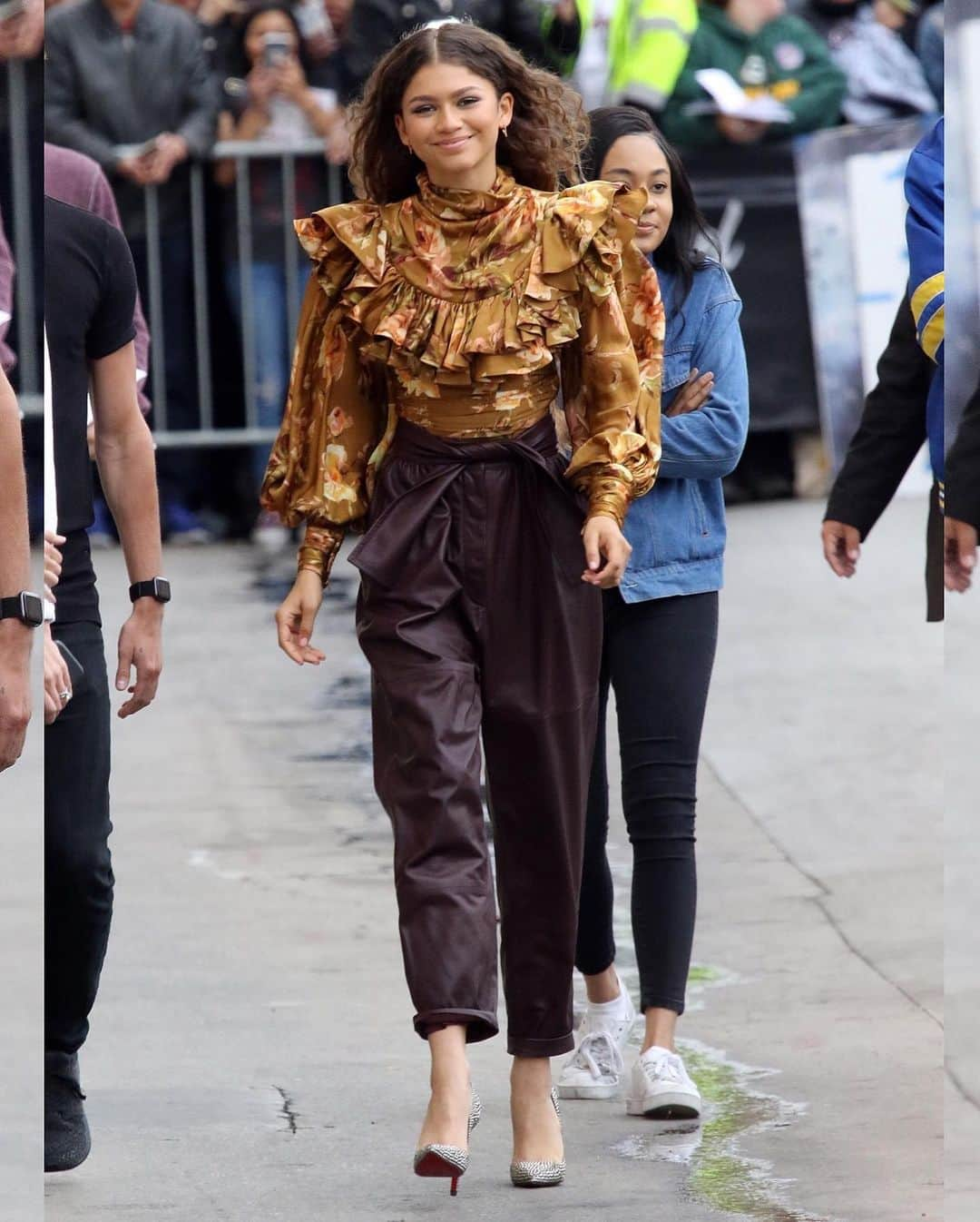 Just Jaredさんのインスタグラム写真 - (Just JaredInstagram)「@jakegyllenhaal @tomholland2013 & @zendaya arrive at @jimmykimmellive to promote the upcoming @spidermanmovie! The film hits theaters on July 2.  #JakeGyllenhaal #TomHolland #Zendaya #SpiderMan Photos: Backgrid」5月10日 12時10分 - justjared