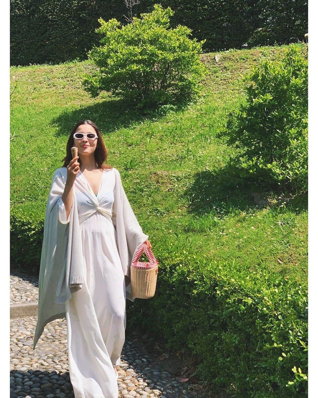 アリア・バットのインスタグラム：「In a world full of hate, BE LOVE - - oh & eat ice cream🍦」