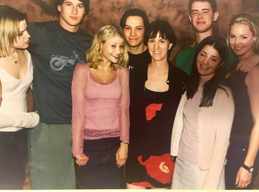 エミリー・デ・レイヴィンさんのインスタグラム写真 - (エミリー・デ・レイヴィンInstagram)「#tbt to the good old year 2000! And the good old #roswell days 👽 Thanks for this gem of a pic @jennycooneyinc #babies 👶🏼👶🏼👶🏼👶🏼👶🏼👶🏼👶🏼👶🏼 @unrealfehr @majandrama @shiriappleby @katherineheigl @colinhanks @i_am_officially_nick_wechsler」5月10日 12時14分 - emiliede_ravin