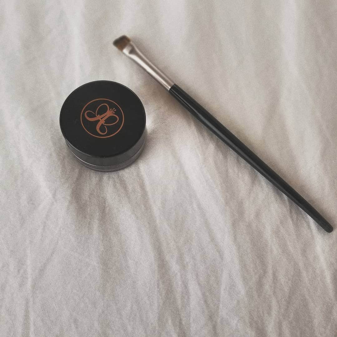 neokazumiのインスタグラム：「﻿ anastasia beverly hills dip brow pomade﻿ ﻿ ebonyという色のアイブロウ﻿  私の眉毛ランクアップ✨  秒で仕上がるし薄いのも濃いのも 太いのも細いのも思い通りになる ﻿ #anastasia#anastasiabeverlyhills #ebony#アイブロウポマード」